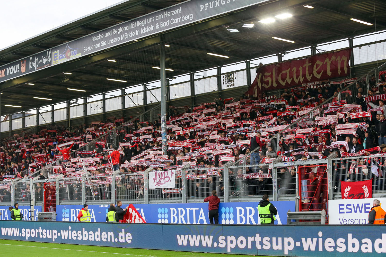 Schalparade im Gästeblock nach dem Schlusspfiff