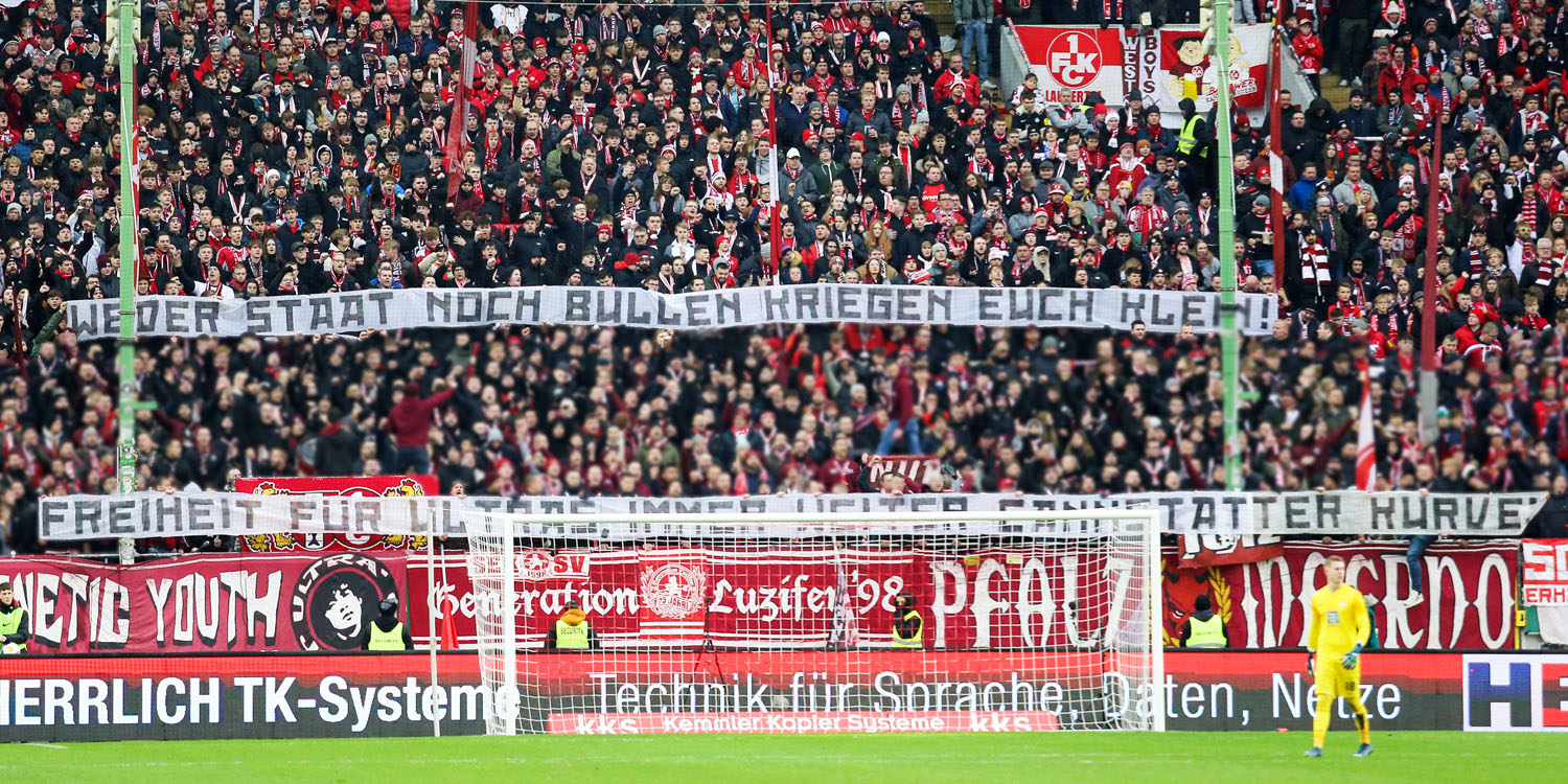 Spruchband: Weder Staat noch Bullen kriegen euch klein! Freiheit für Ultras, immer weiter Cannstatter Kurve!
