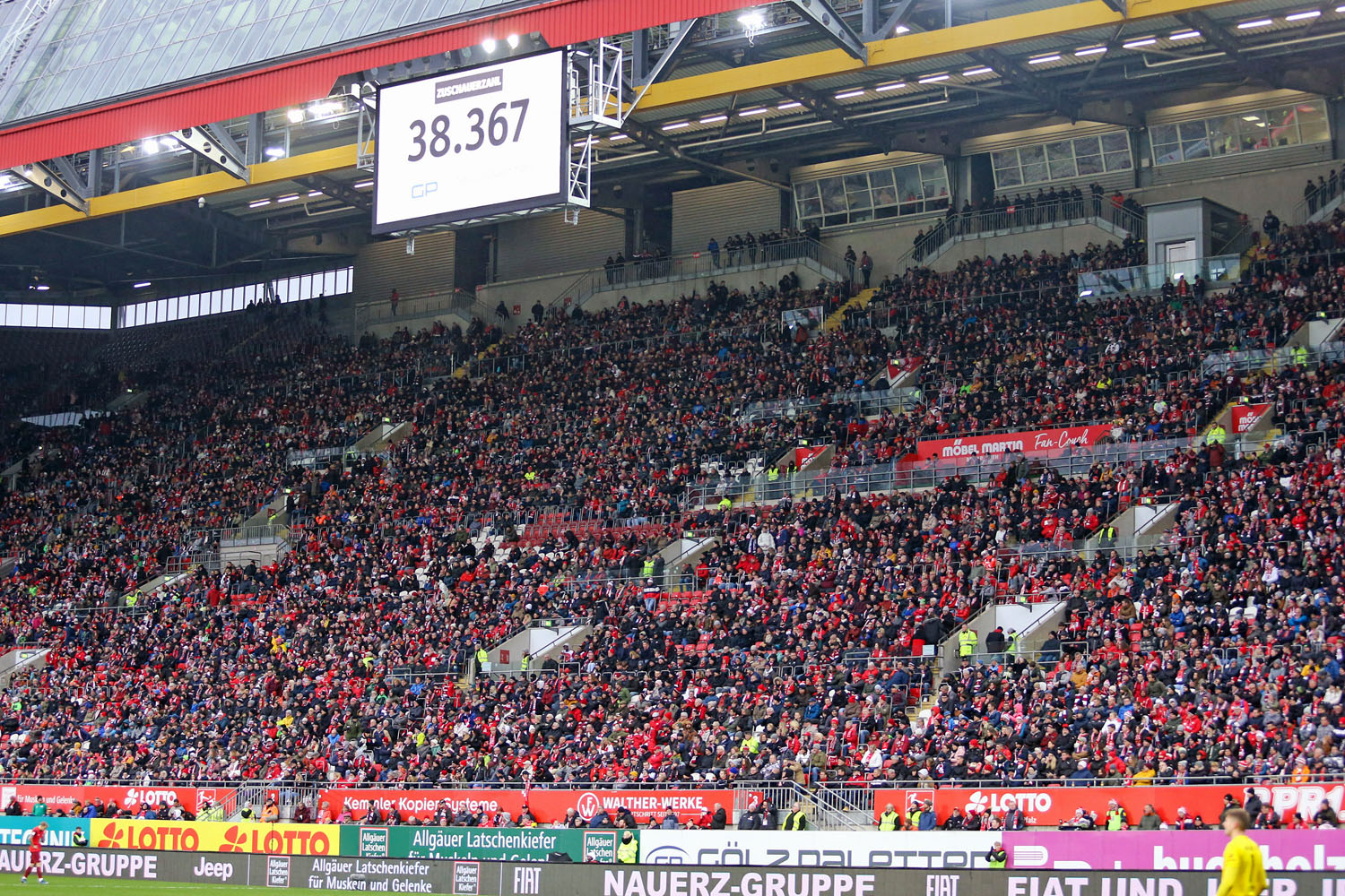 Zuschauer auf der gut gefüllten, aber nicht vollbesetzten Südtribüne