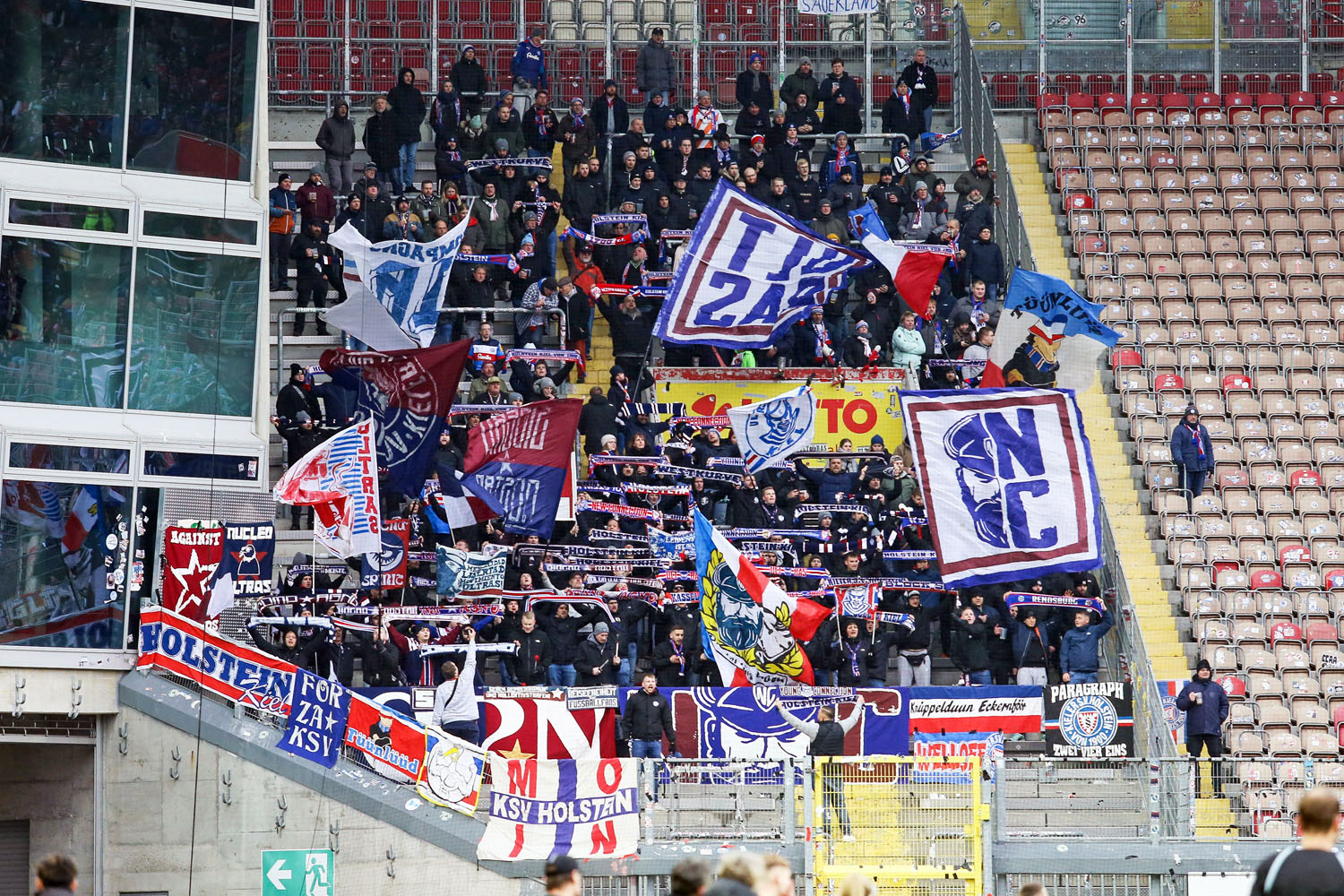 Rund 500 Fans unterstützen Holstein Kiel auf dem Betzenberg