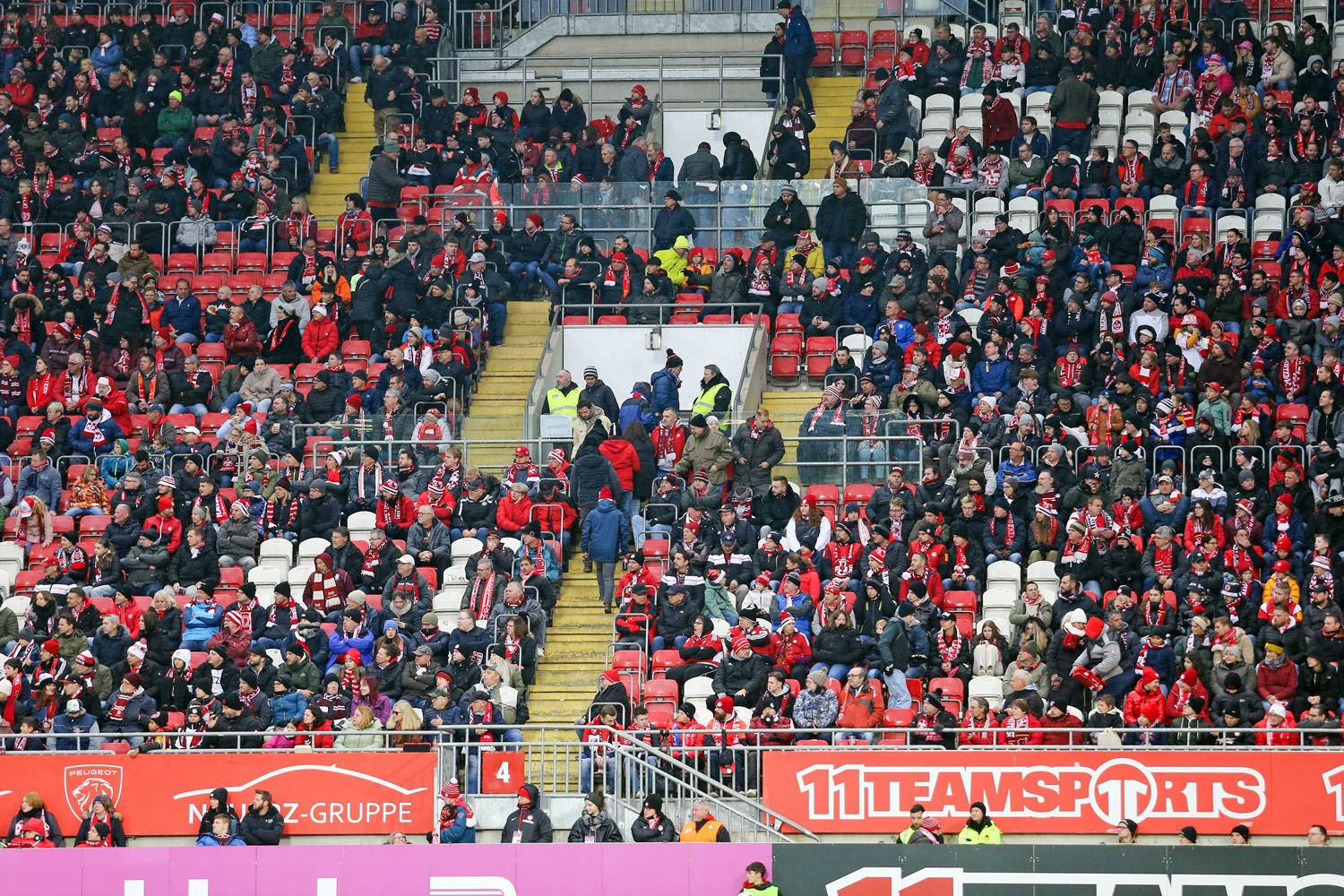Zuschauer verlassen schon vor dem Schlusspfiff das Fritz-Walter-Stadion