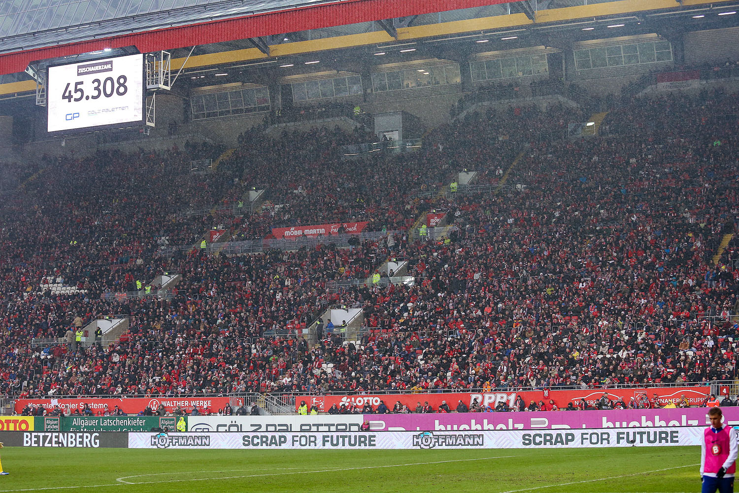 Vollbesetzte Südtribüne beim Spiel gegen Hertha BSC