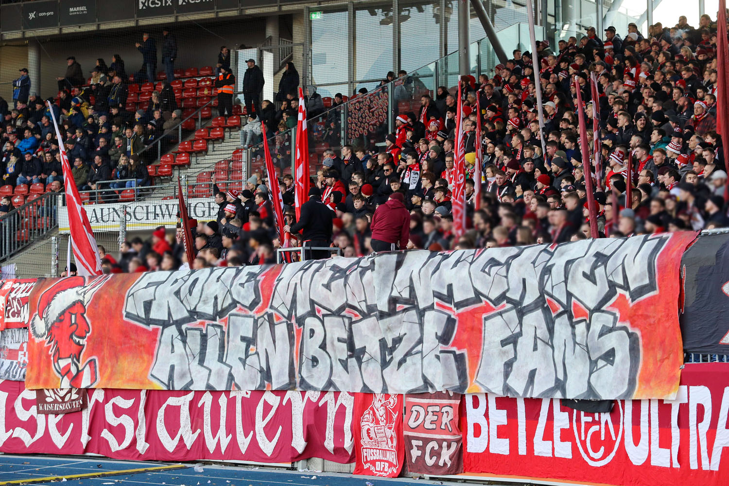 Spruchband: Frohe Weihnachten allen Betze Fans