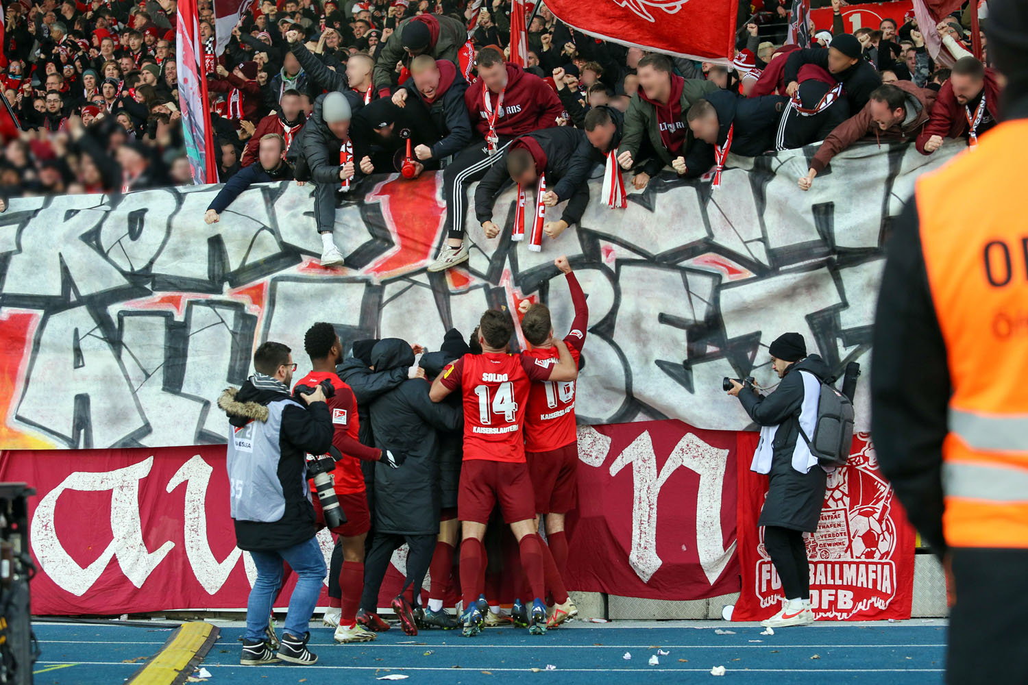 Torjubel am und im Gästeblock