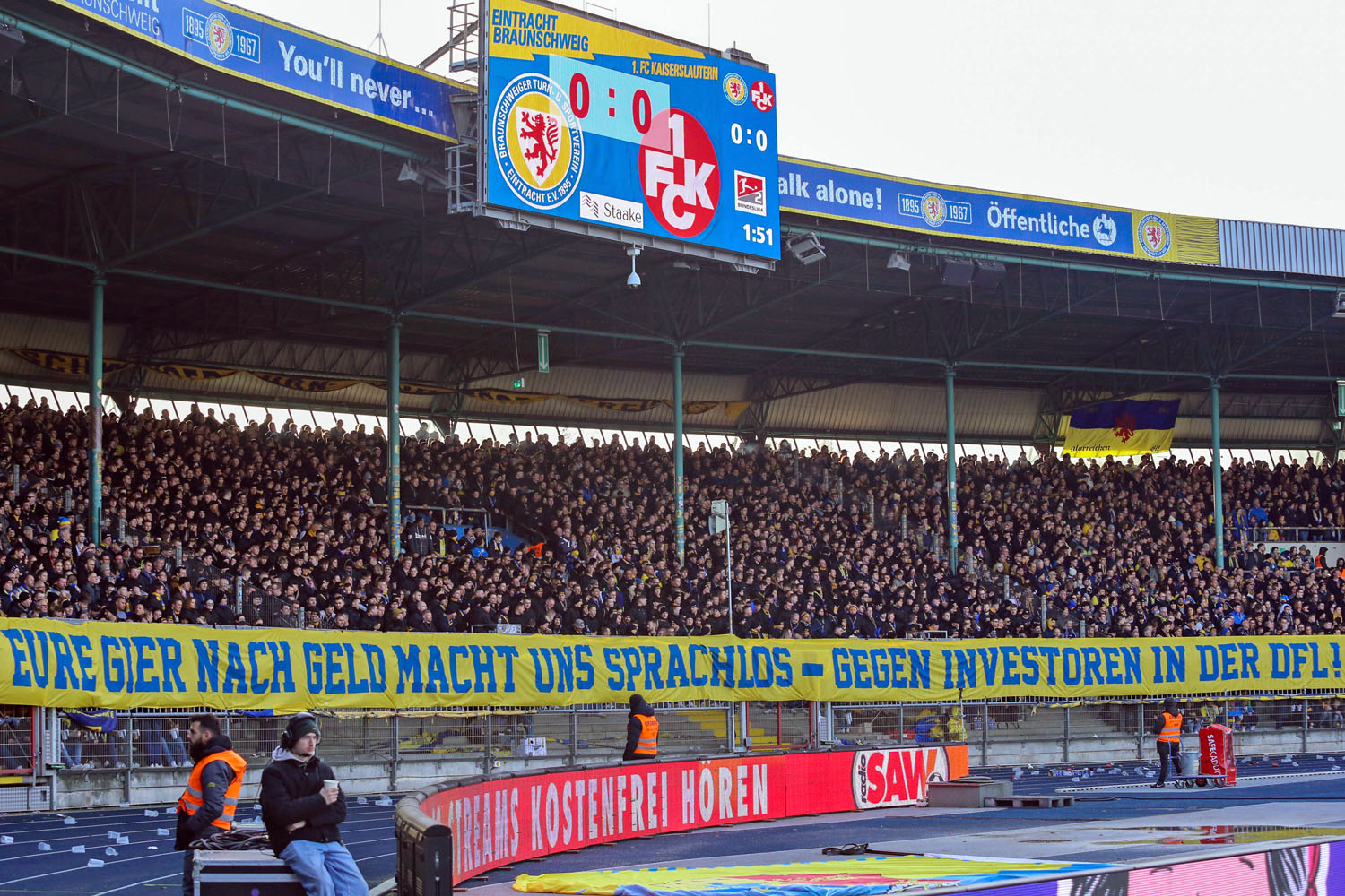 Spruchband: Eure Gier macht uns sprachlos - Gegen Investoren in der DFL!