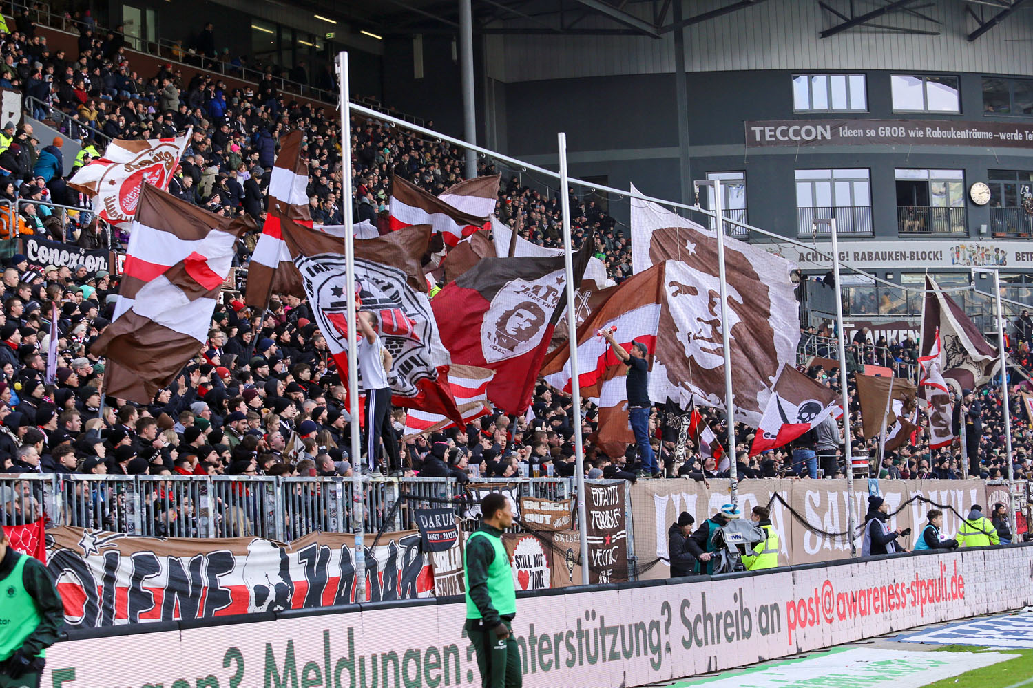 Sankt-Pauli-Fans in der Südkurve