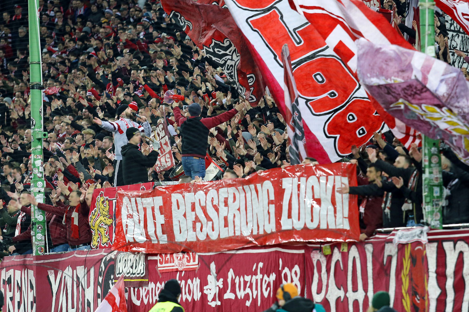 Spruchband: Gute Besserung Zucki
