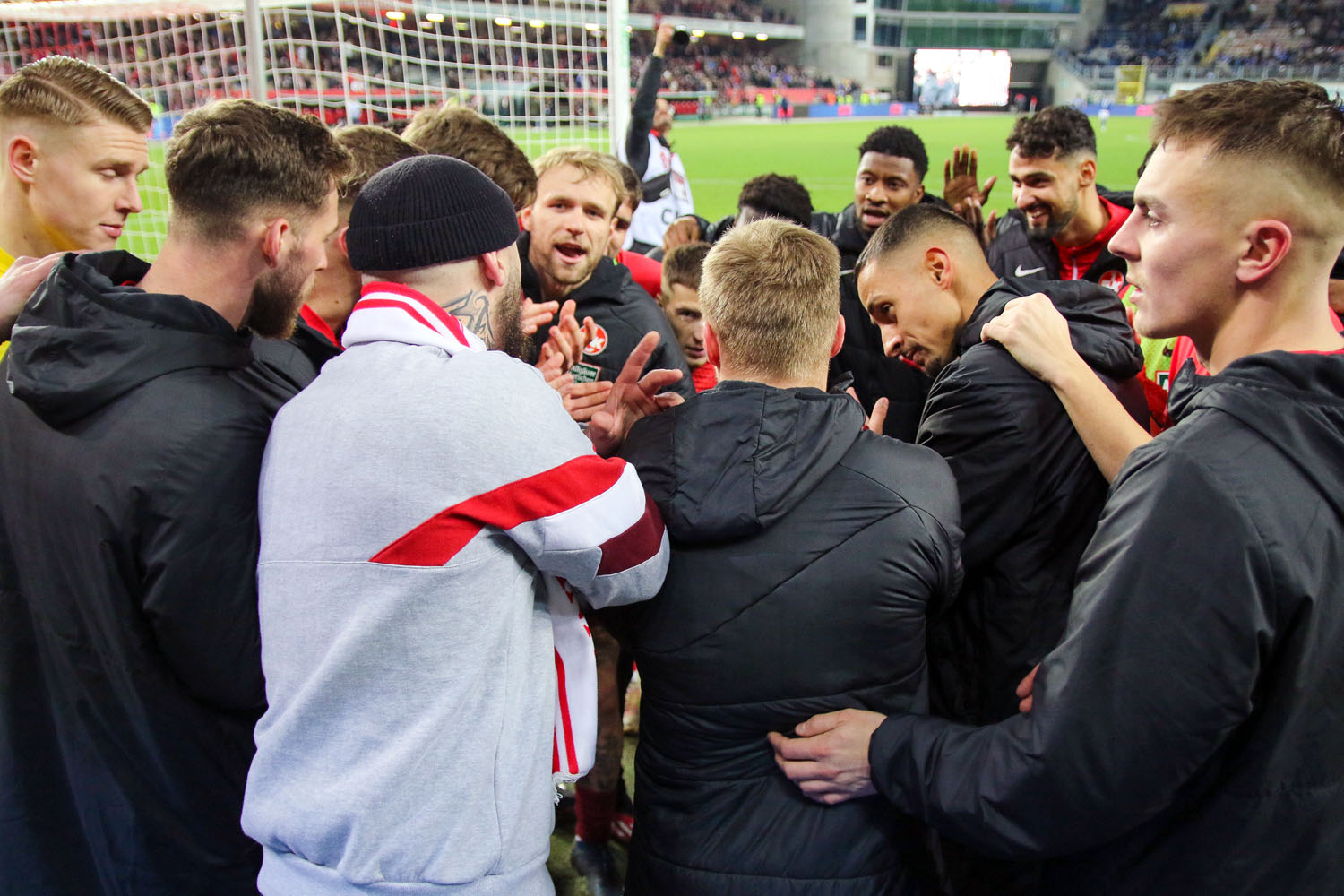 Vorsänger Justin schwört die Mannschaft auf das Pokal-Viertelfinale ein