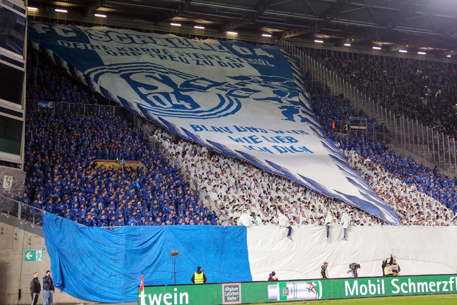 Choreo der Schalker Fans in Gästeblock