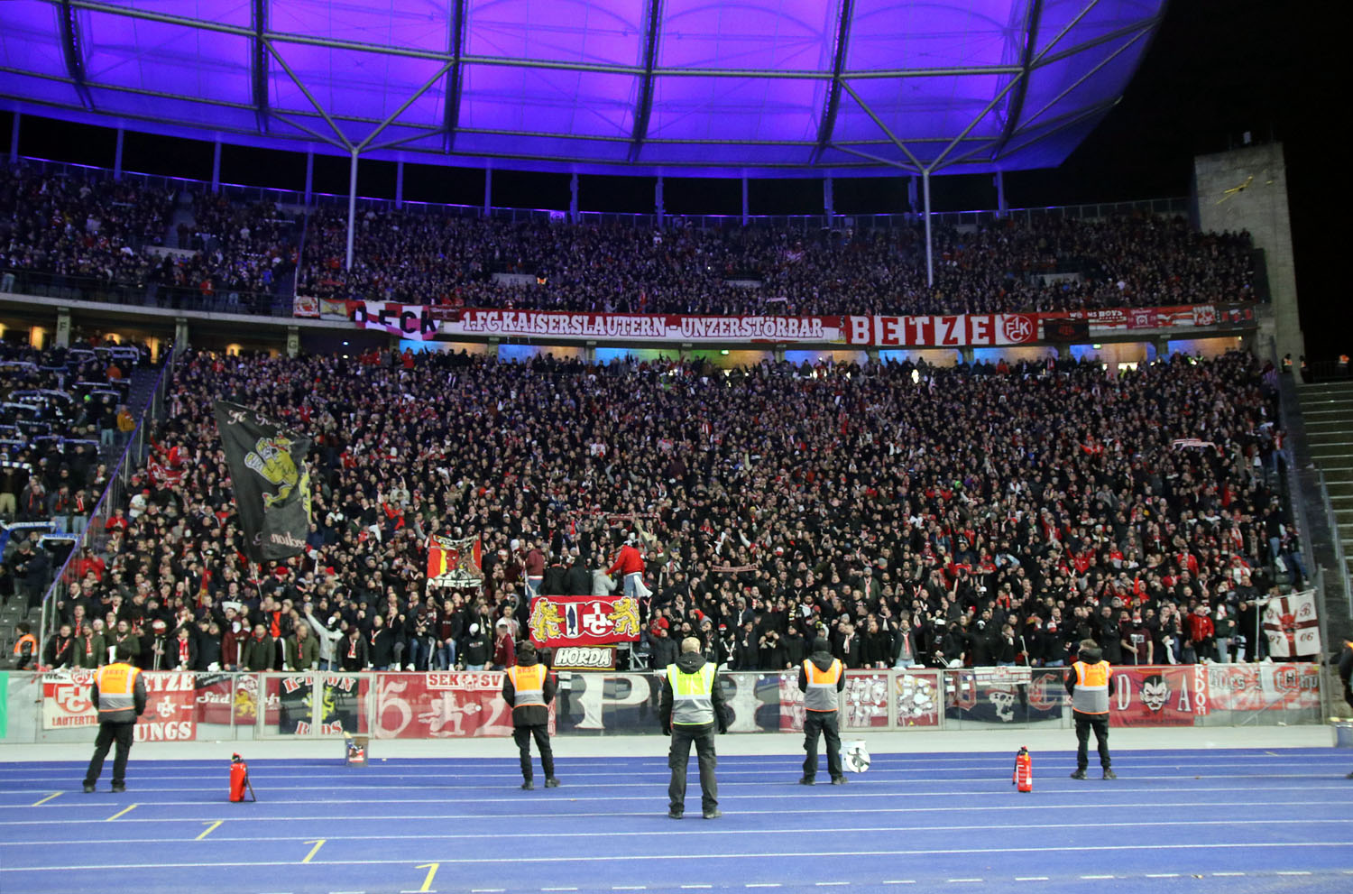 Gästeblock mit rund 10.000 FCK-Fans in Berlin