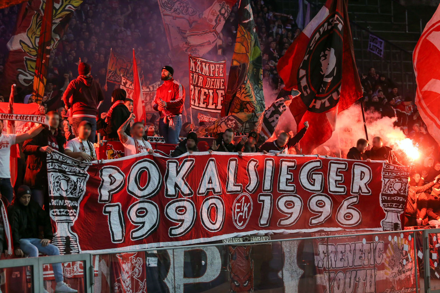 FCK-Fans mit der Pokalsieger-Zaunfahne