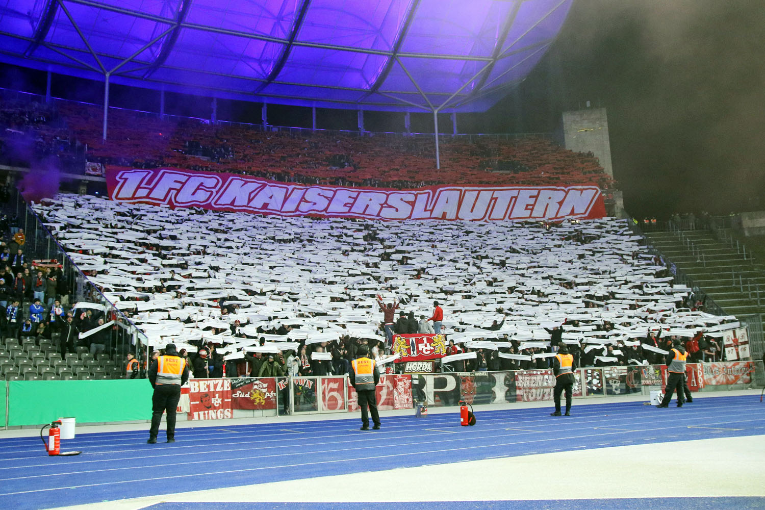 Choreo der FCK-Fans im Gästeblock