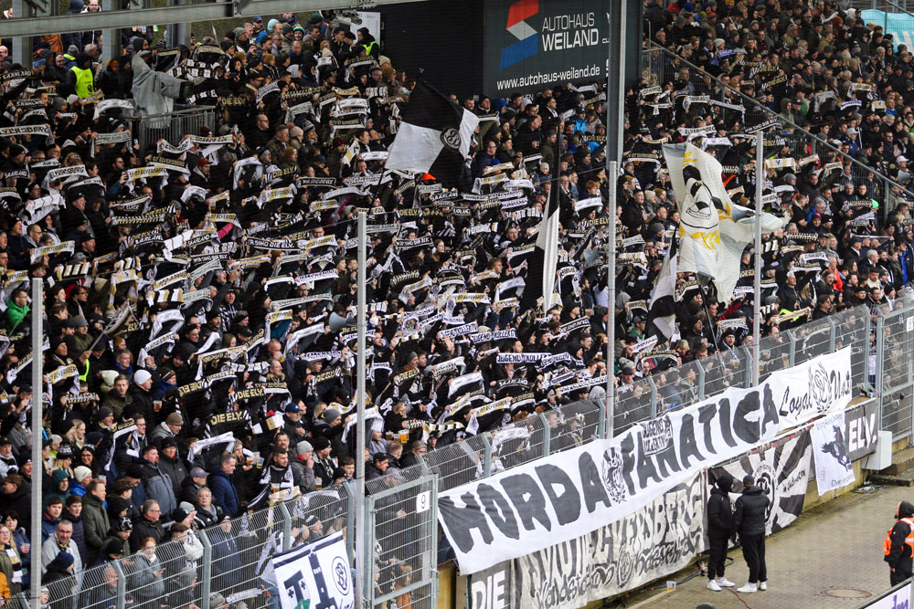 Elversberg-Fans in der Heimkurve