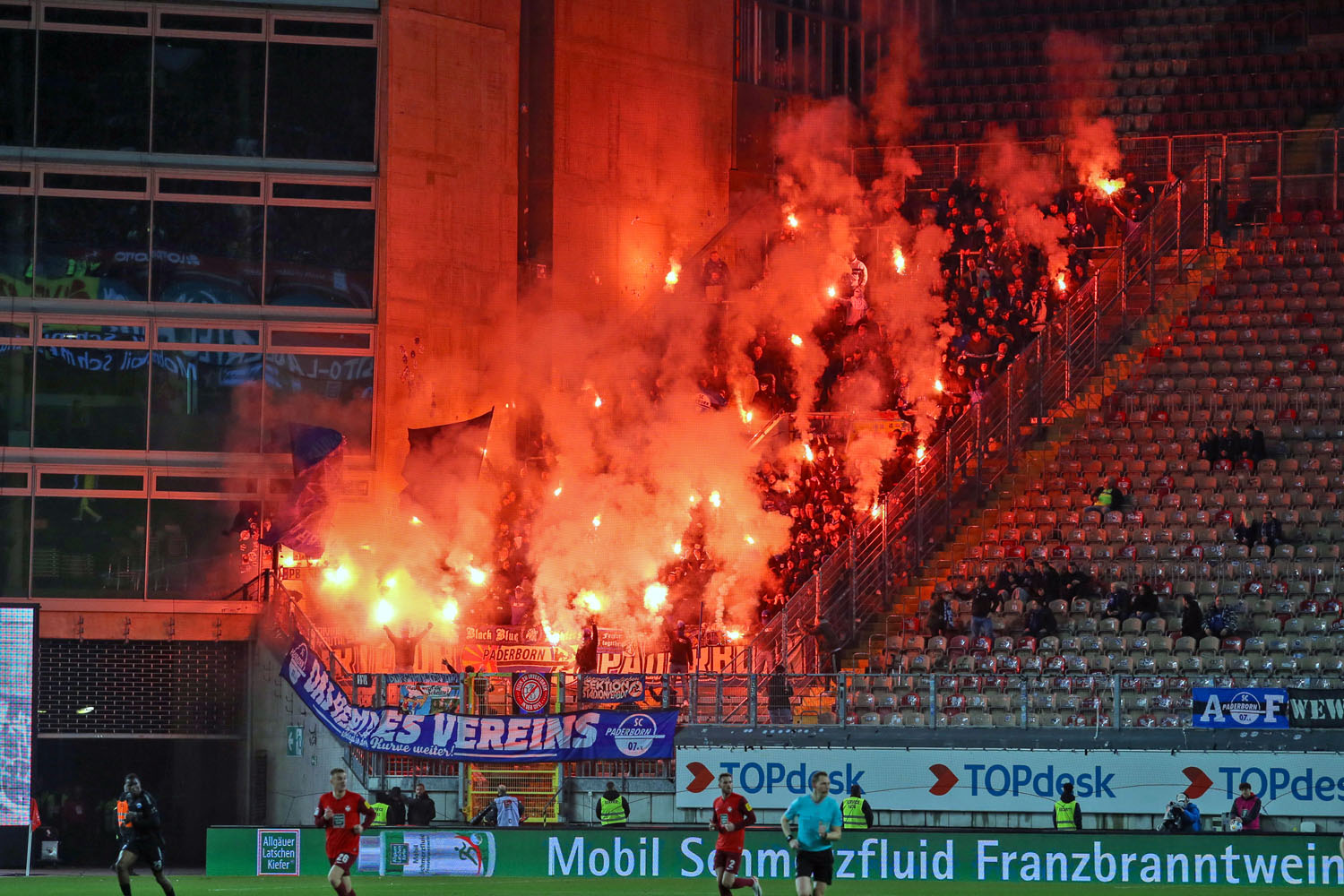Pyroshow im Gästeblock des SC Paderborn