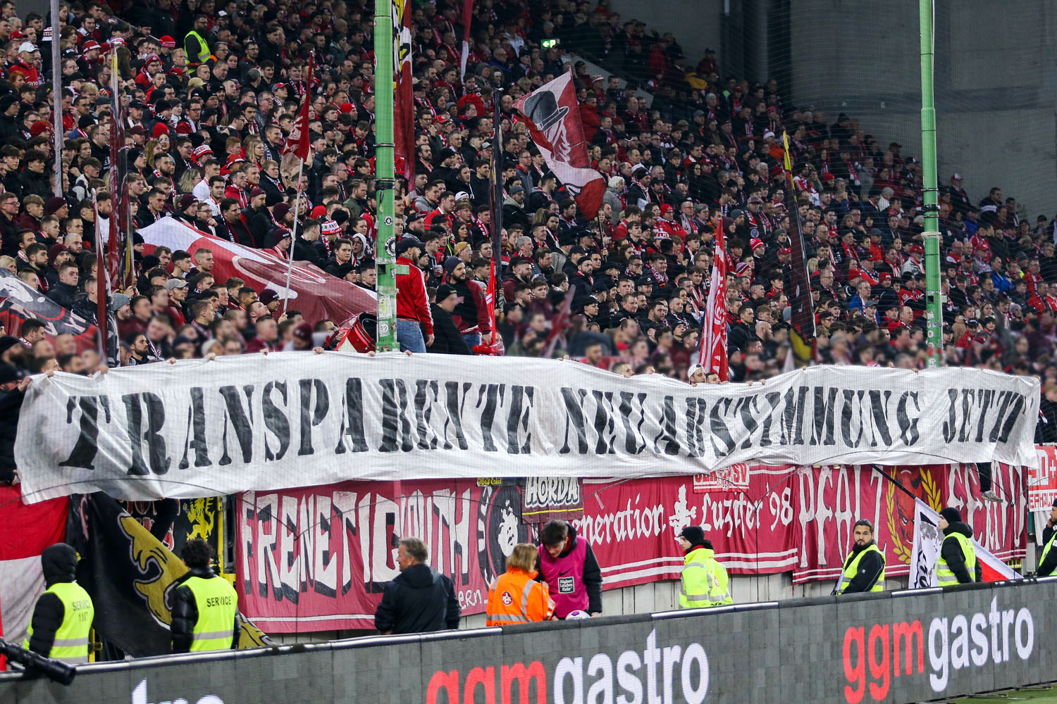 Spruchband: Transparente Neuabstimmung jetzt