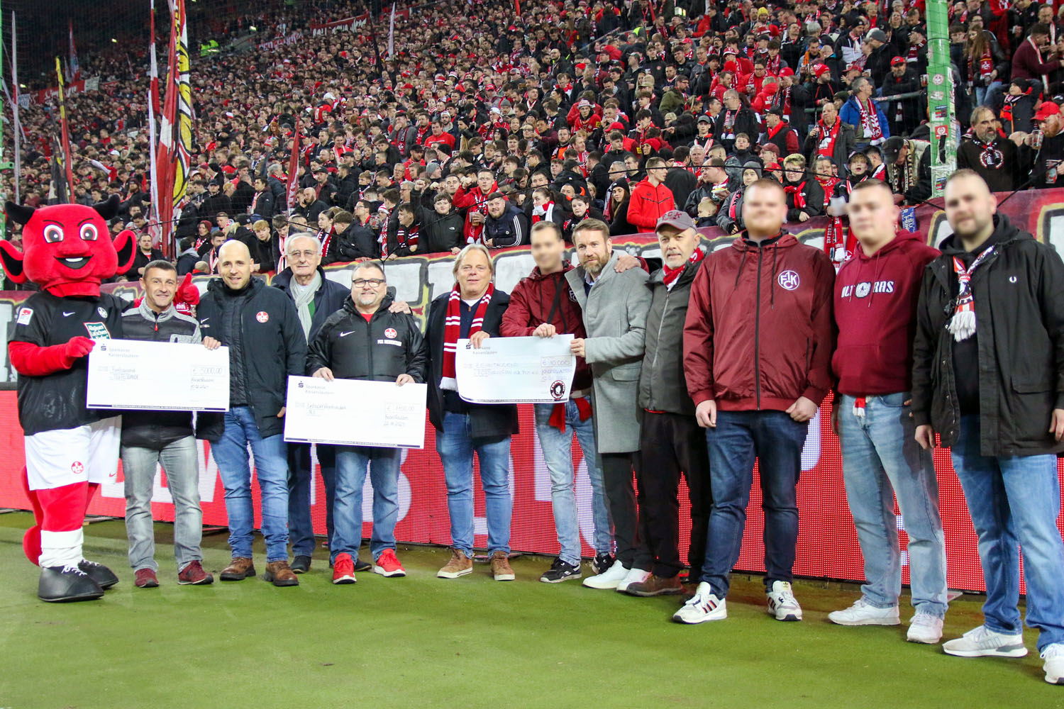 Übergabe mehrere Spendenschecks durch FCK-Fans vor dem Spiel