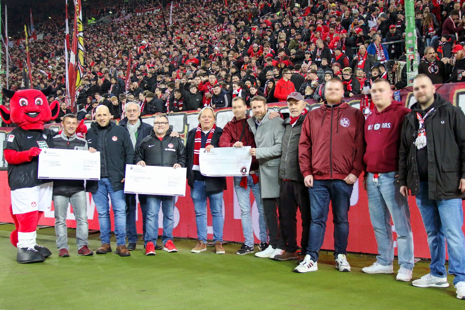 Übergabe mehrere Spendenschecks durch FCK-Fans vor dem Spiel