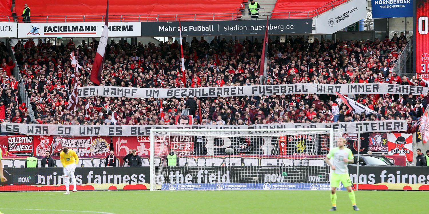 Spruchband: Der Kampf um bezahlbaren Fußball wird immer zäher - Es war so und es bleibt dabei: Kein Zwanni für nen Steher!