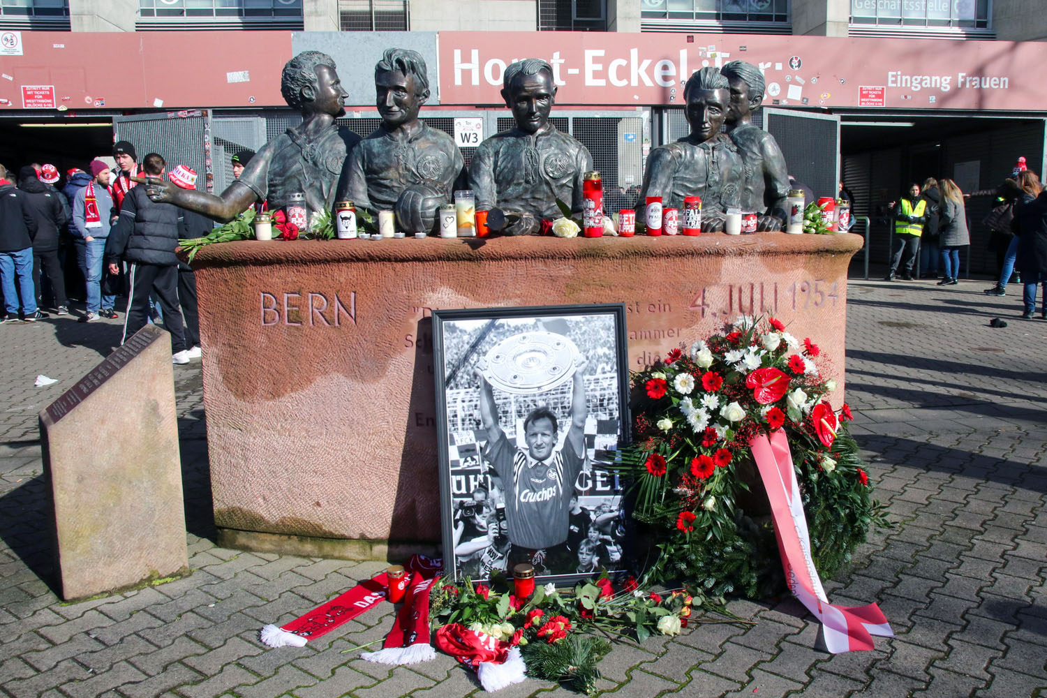 Gedenken an Andreas Brehme am Weltmeister-Denkmal