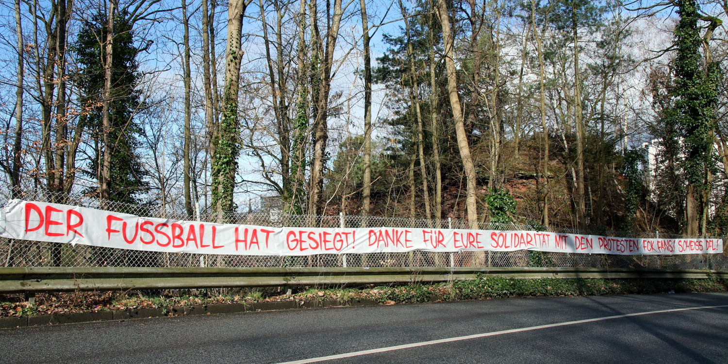 Spruchband auf dem Weg zum Stadion: 