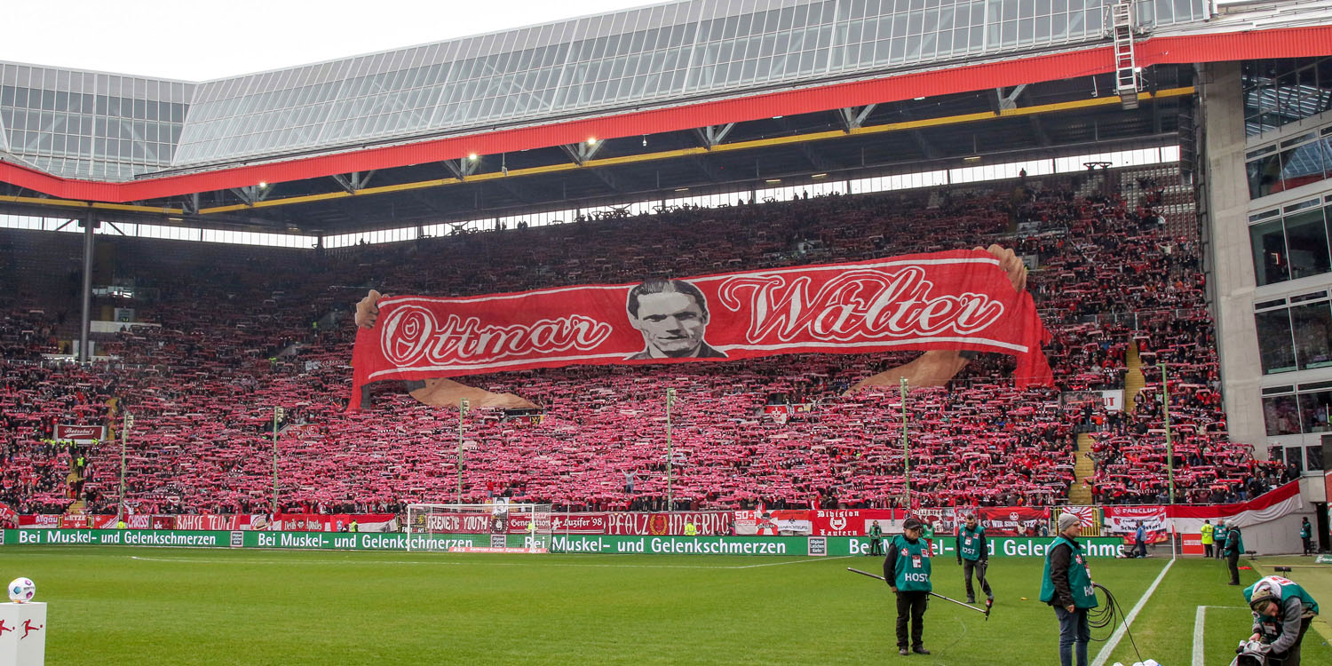 Choreo in der Westkurve zu Ehren von Ottmar Walter