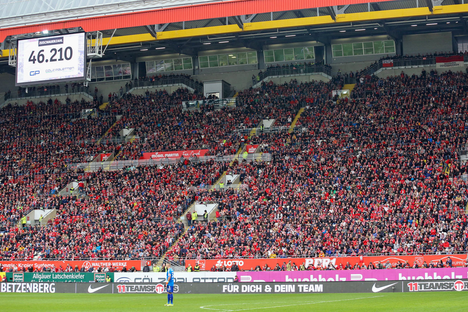 Voll besetzte Südtribüne im Spiel gegen Fortuna Düsseldorf