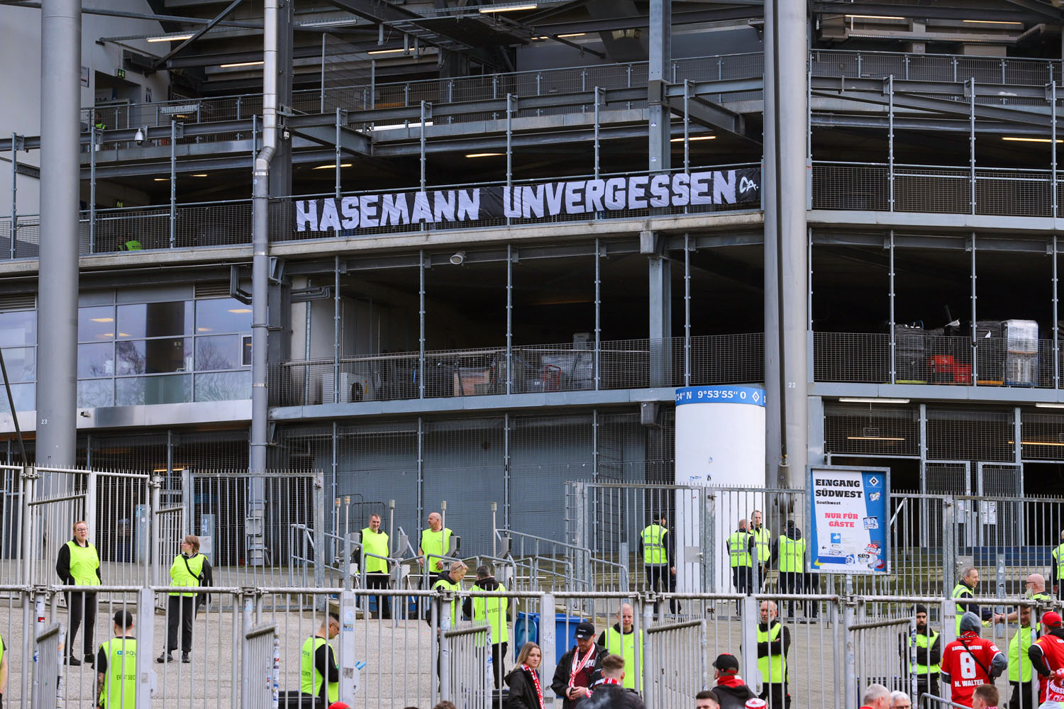 Spruchband der HSV-Fans am Gäste-Eingang: Hasemann unvergessen