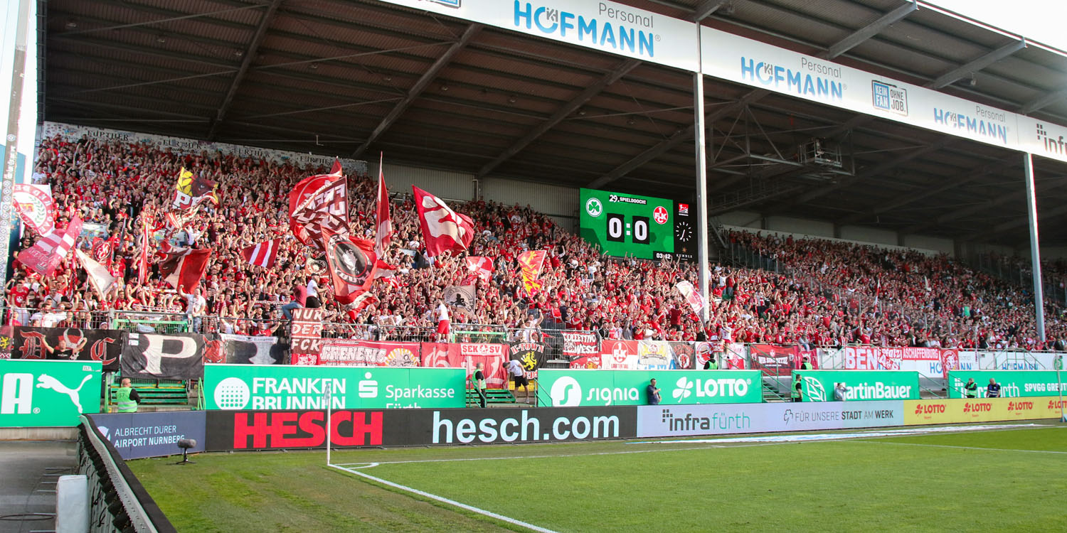 FCK-Fans im Gästeblock und den umliegenden Bereichen