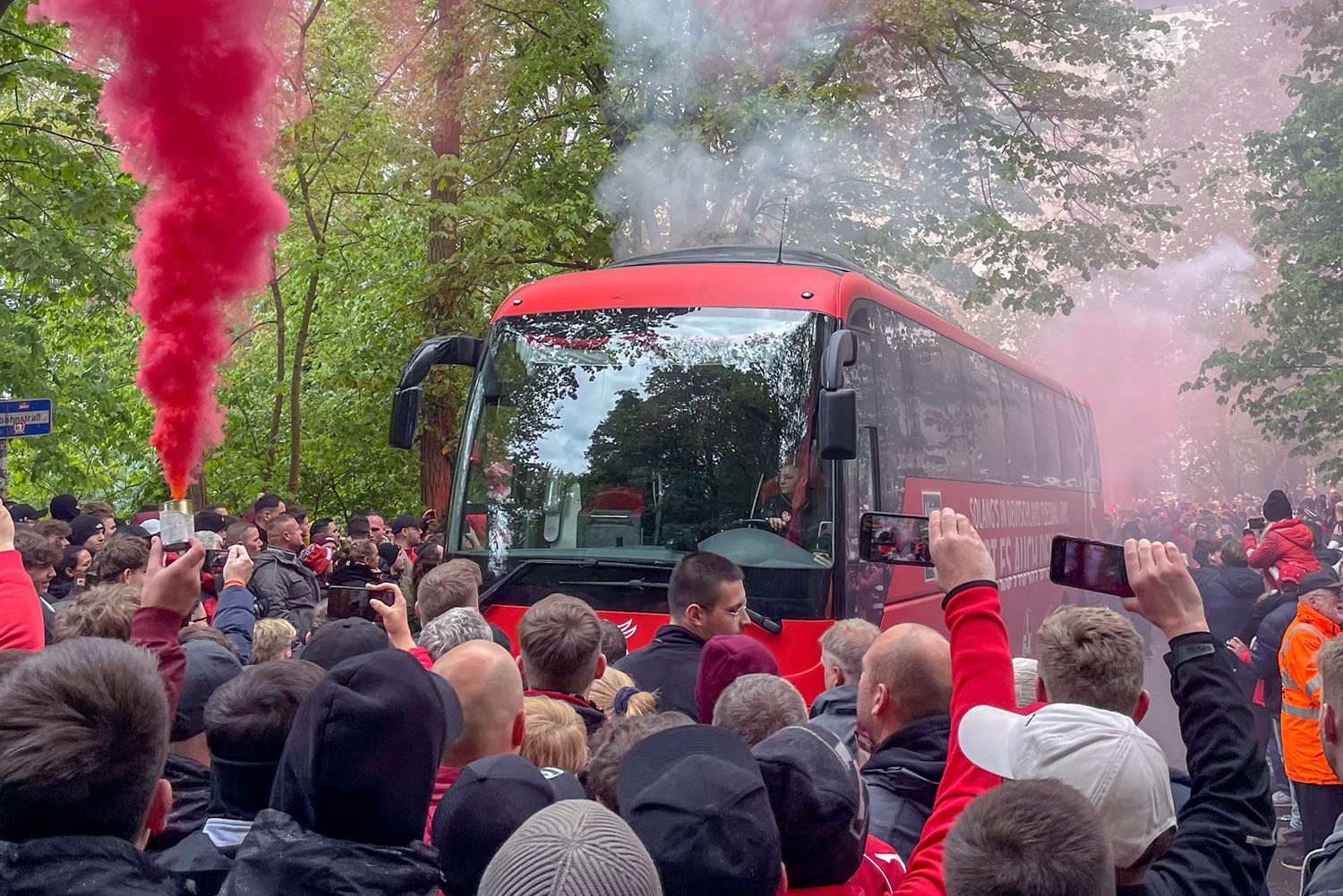 Vor dem Spiel empfingen die Fans die Mannschaft mit einem Busspalier vom Elf-Freunde-Kreisel aus den Betzenberg hinaus