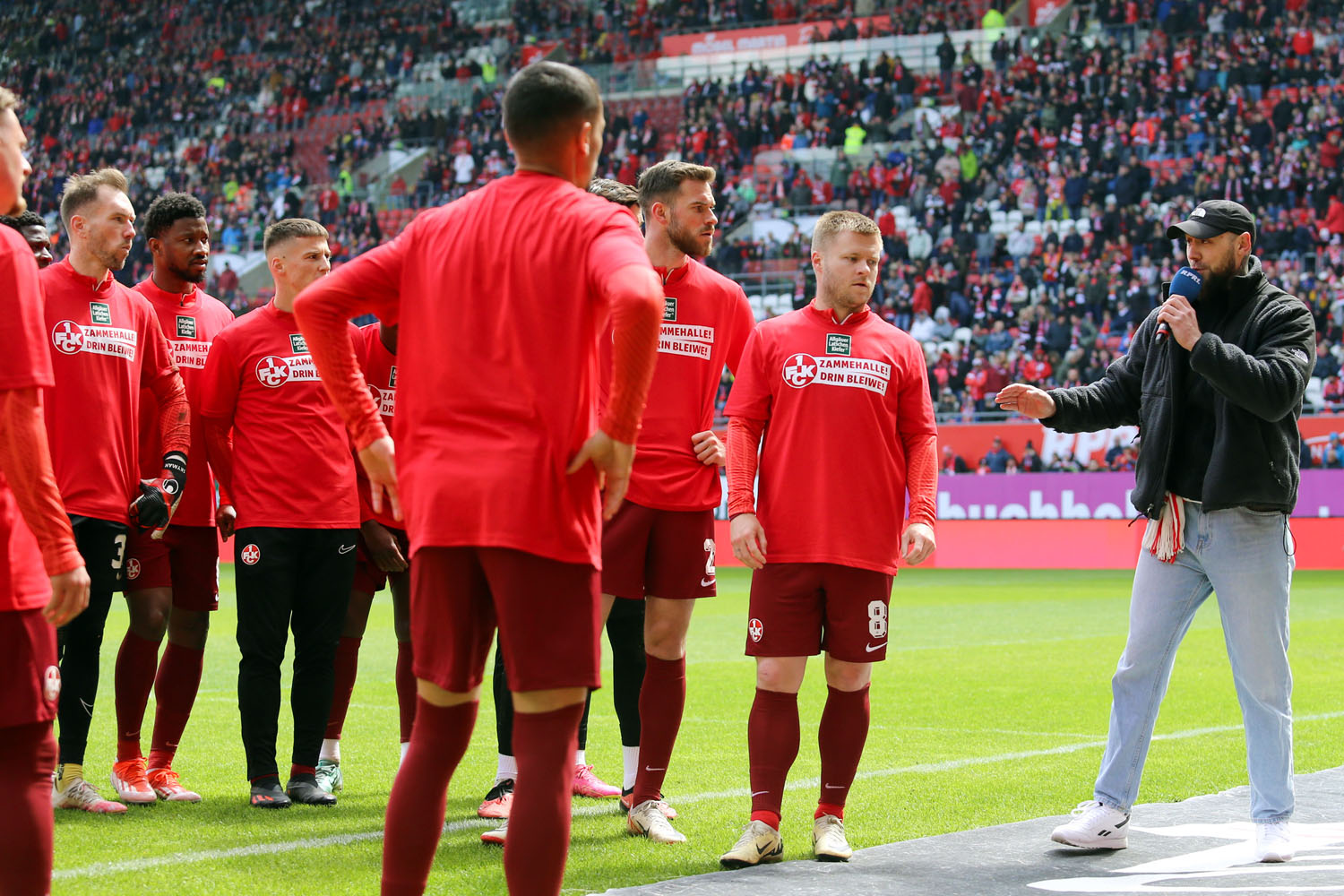 Westkurven-Vorsänger Justin richtete vor dem Anpfiff eine motivierende Ansprache an die Spieler sowie auch an die Fans