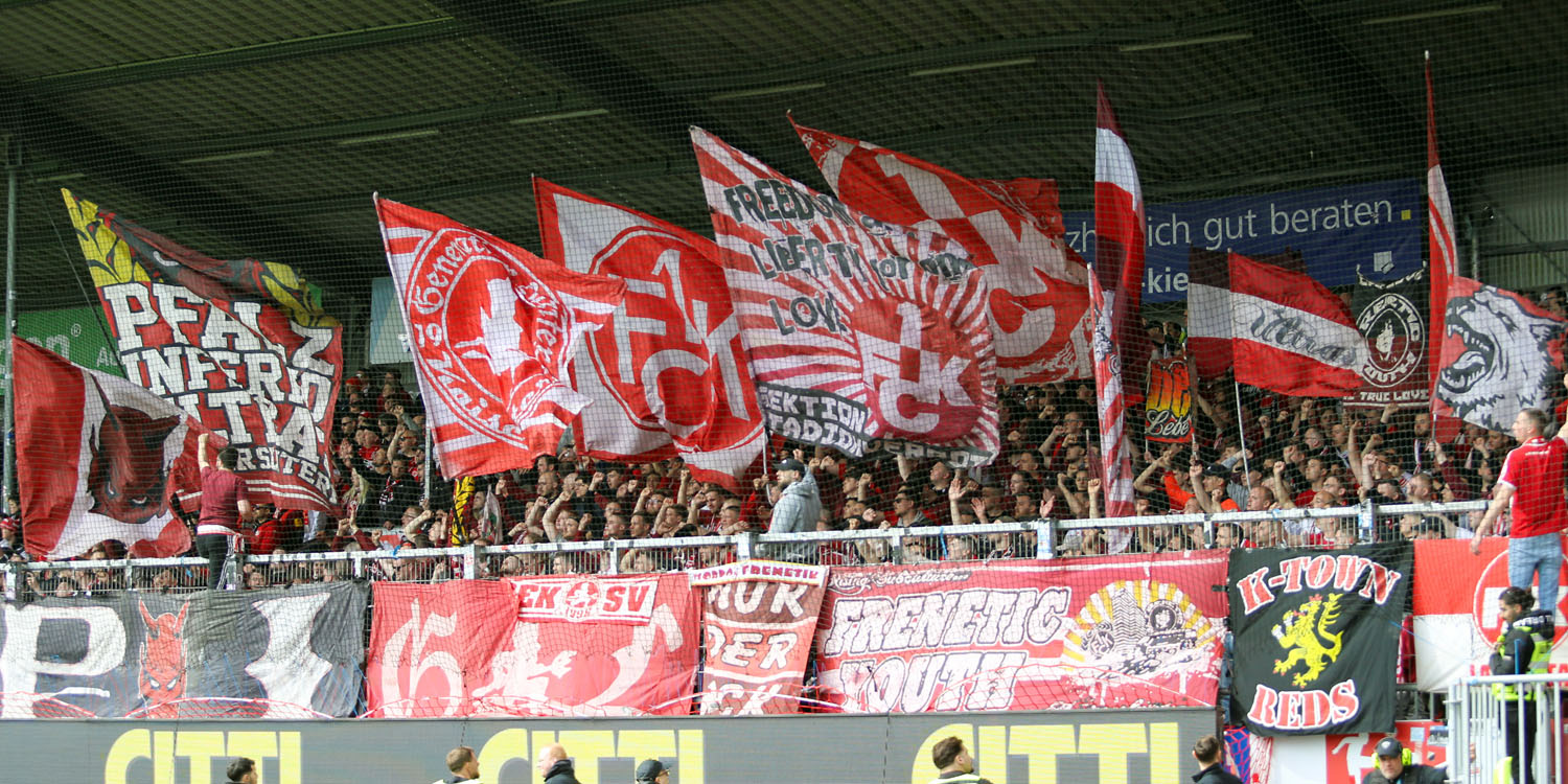 Wehende FCK-Fahnen im norddeutschen Wind