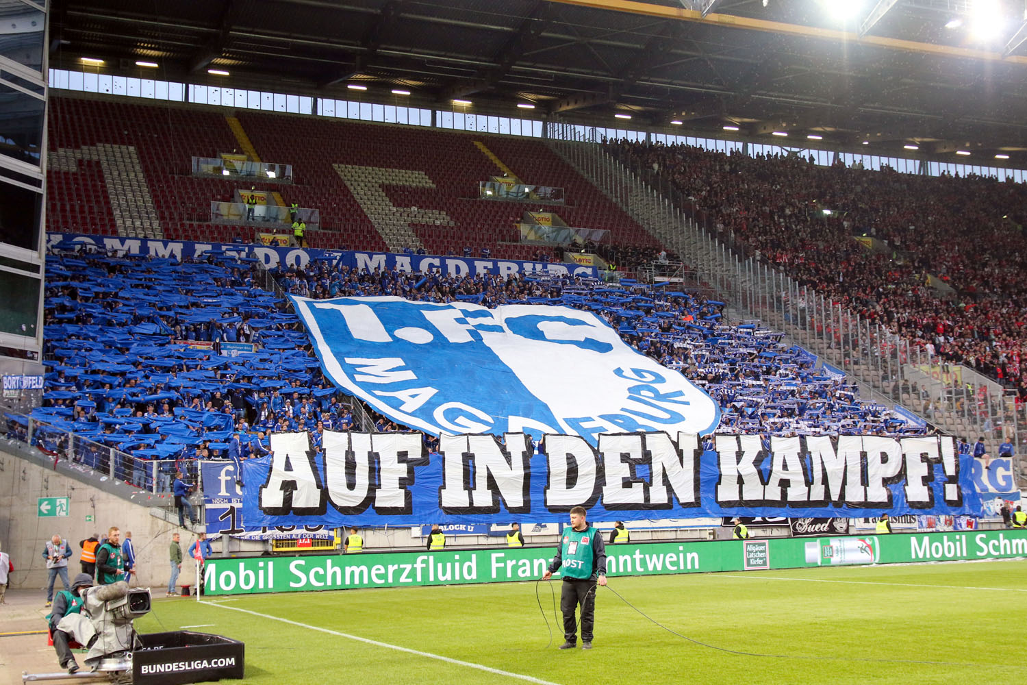 Knapp 2.500 Magdeburg-Fans begleiteten ihr Team zum Abstiegskampf auf den Betzenberg - Spruchband: 