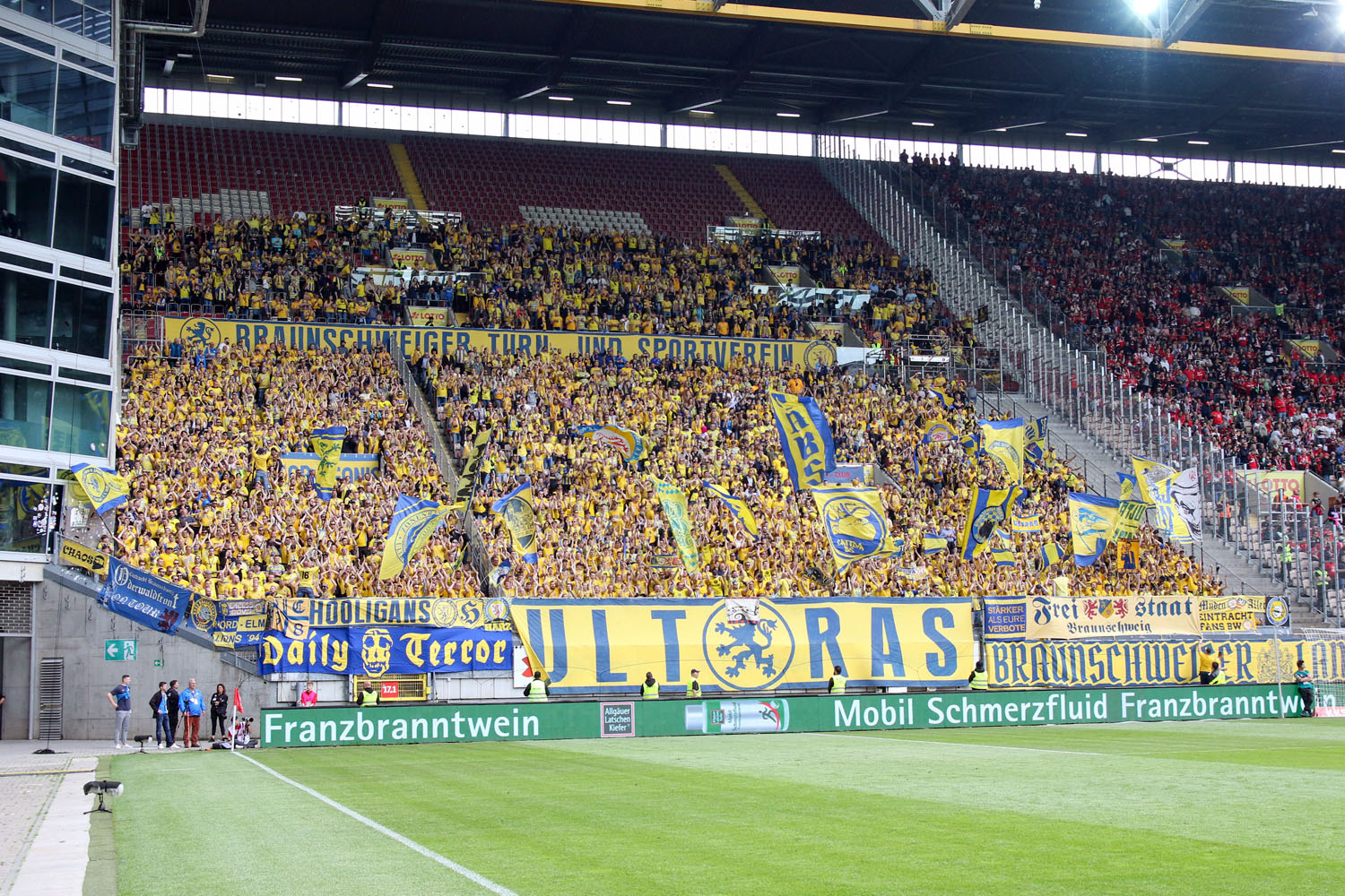 Knapp 3.500 Fans aus Braunschweig reisten mit zum letzten Spieltag nach Kaiserslautern
