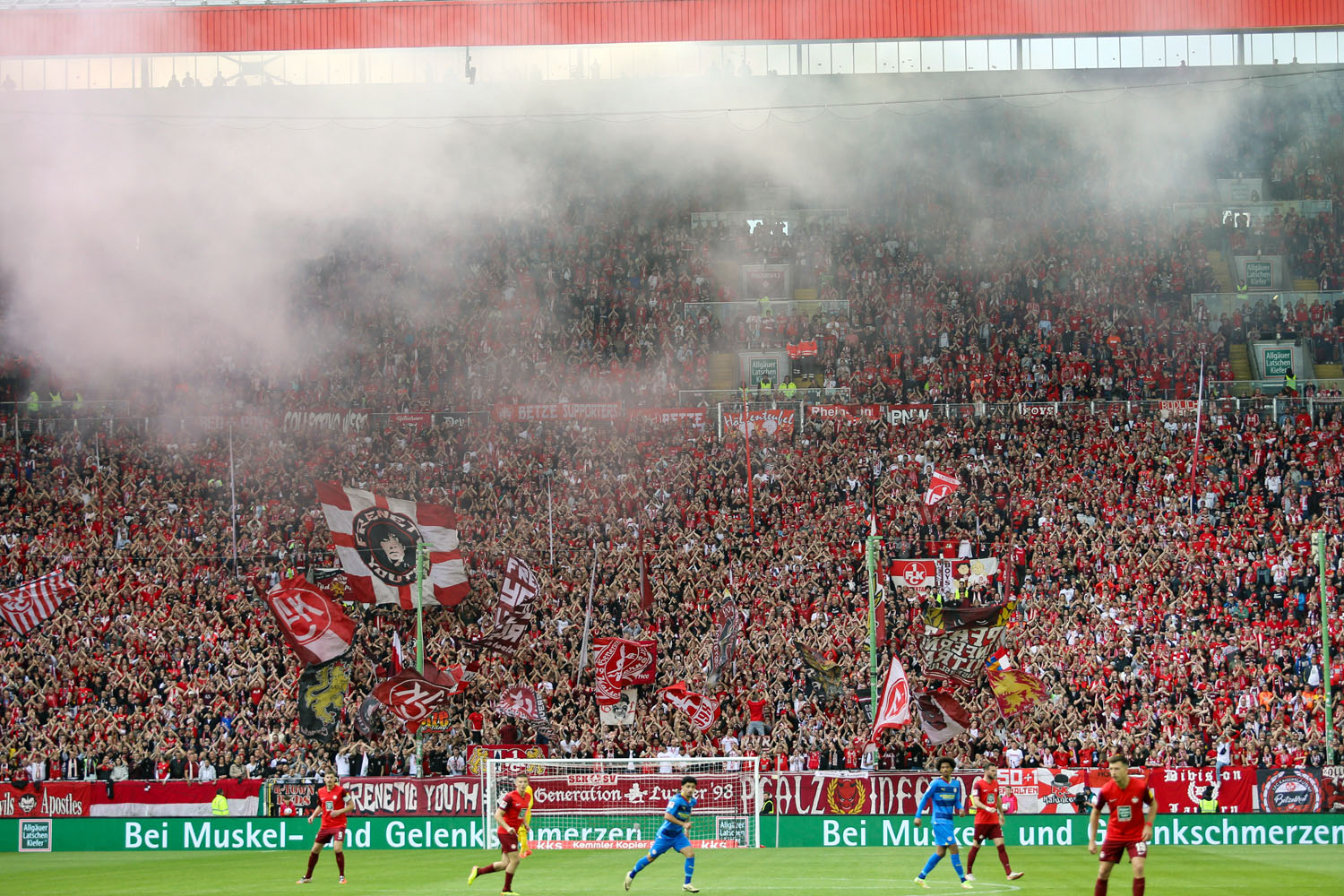 Vollbesetze Westkurve im Spiel gegen Braunschweig