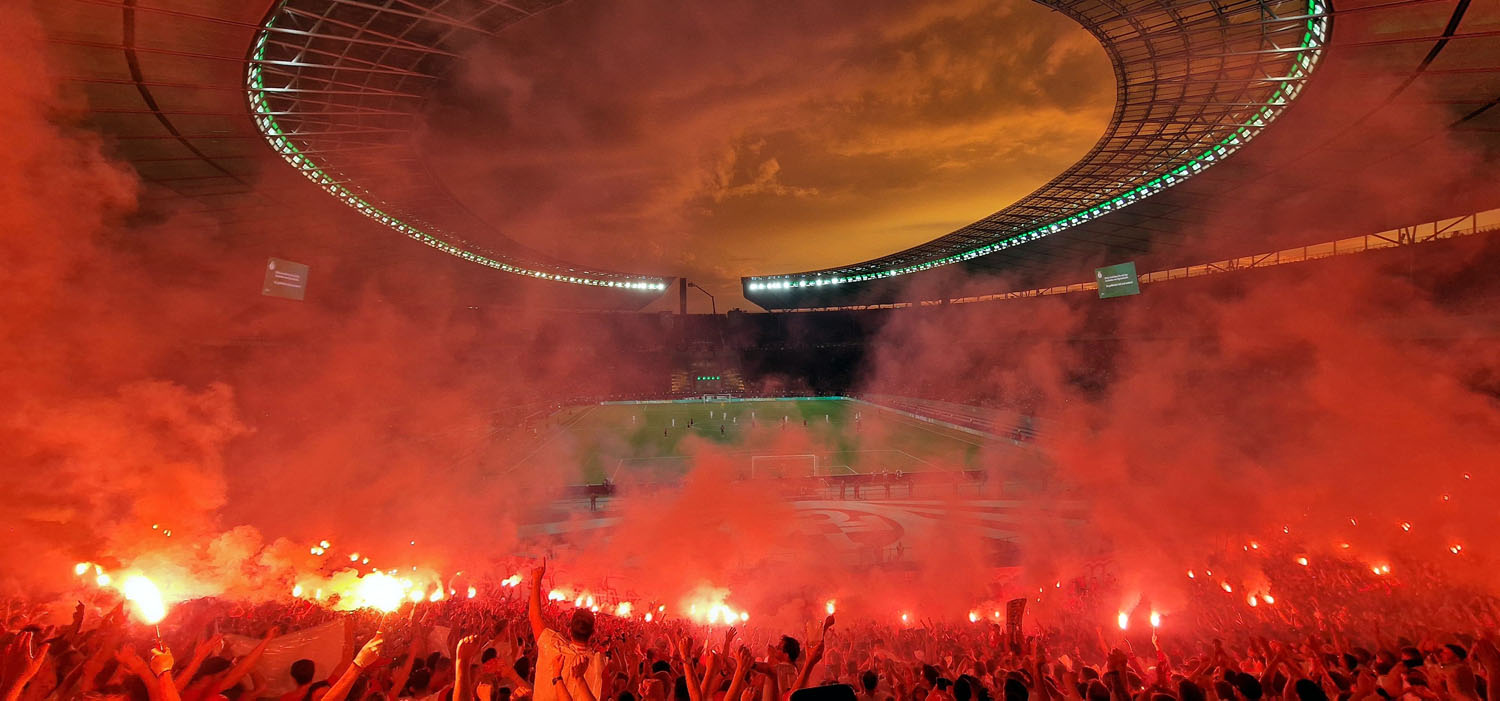 Pyroshow zu Beginn der zweiten Halbzeit
