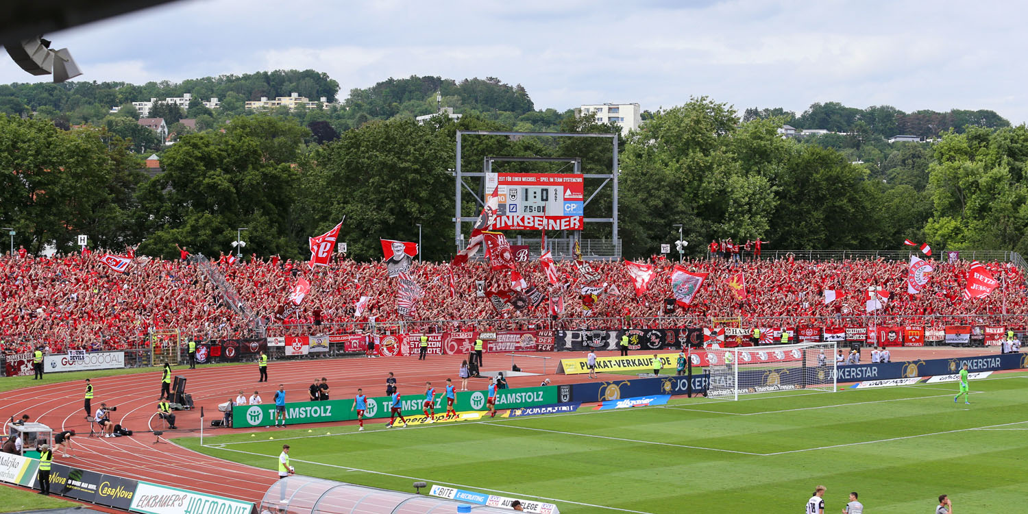 FCK-Fans auf der kompletten Hintertorkurve
