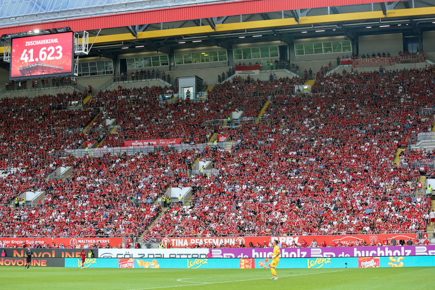 Fast volle Südtribüne und 41.623 Zuschauer im Fritz-Walter-Stadion