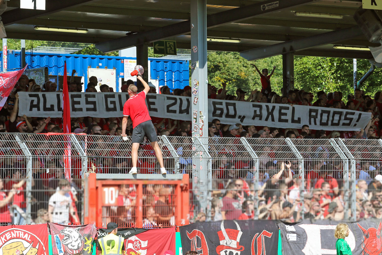 Spruchband: Alles Gute zum 60., Axel Roos!