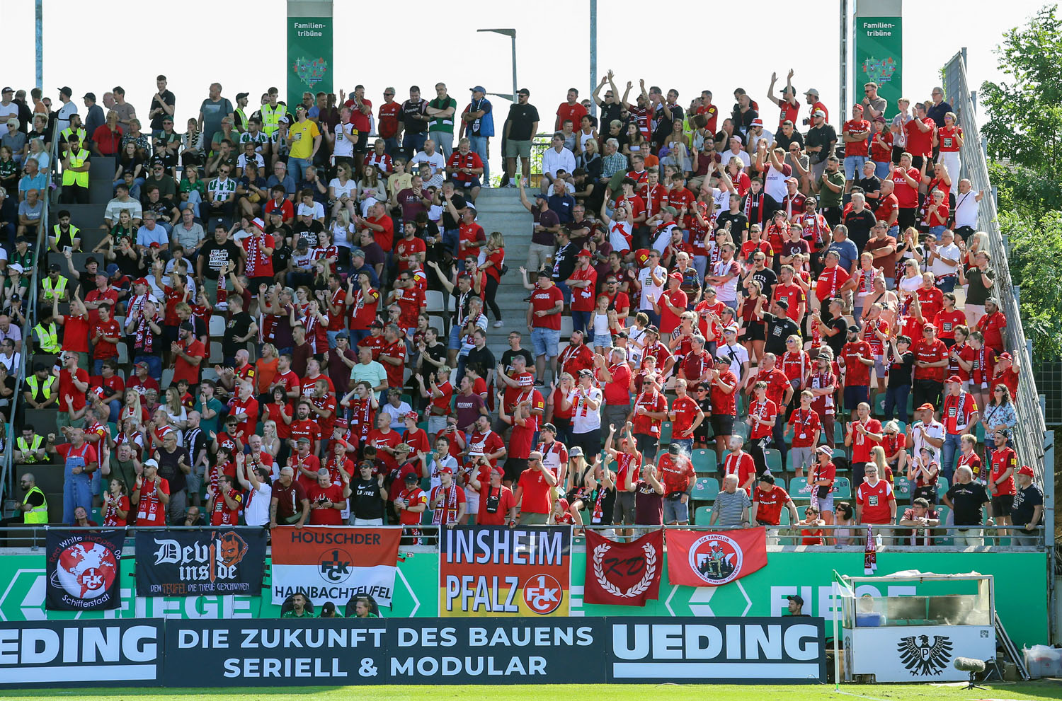 FCK-Fans im Sitzplatzblock