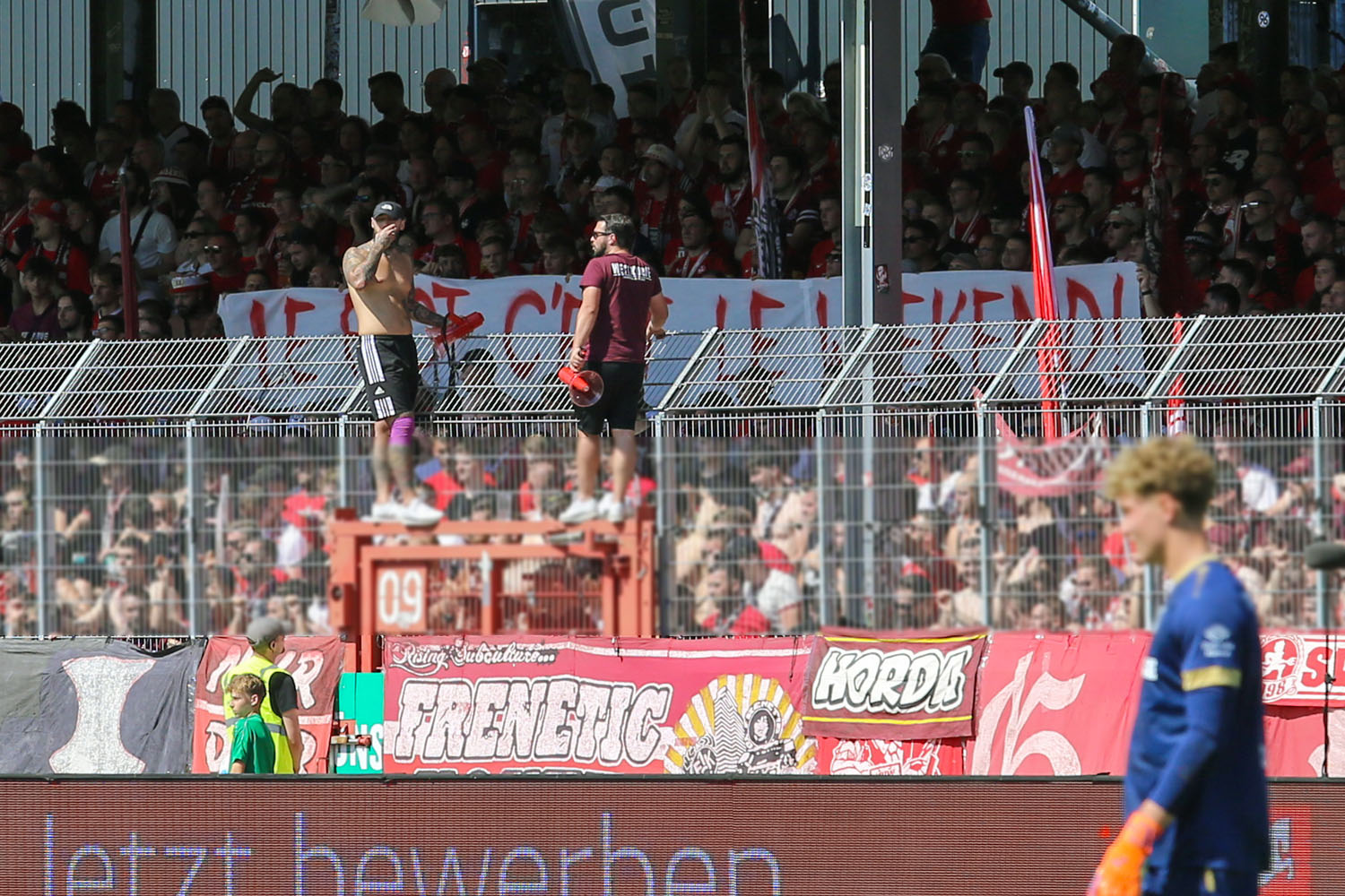 Spruchband: Le foot c'est le weekend