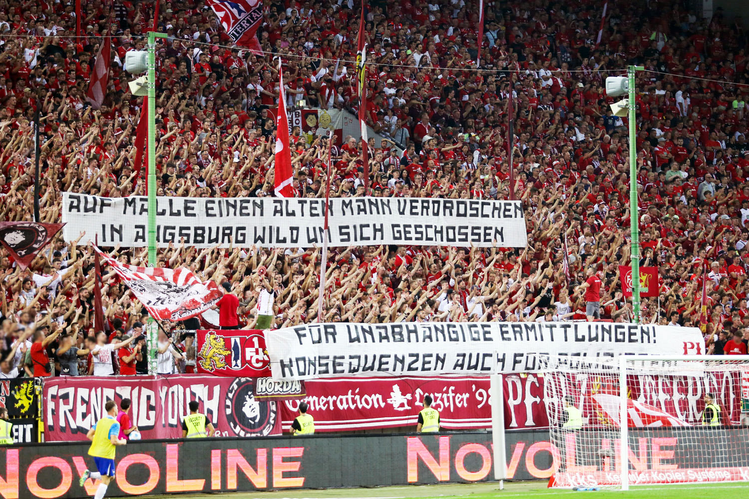 Spruchband: Auf Malle einen alten Mann verdroschen - In Augsburg wild um sich geschossen - Für unabhängige Ermittlungen! Konsequenzen auch für Polizisten!