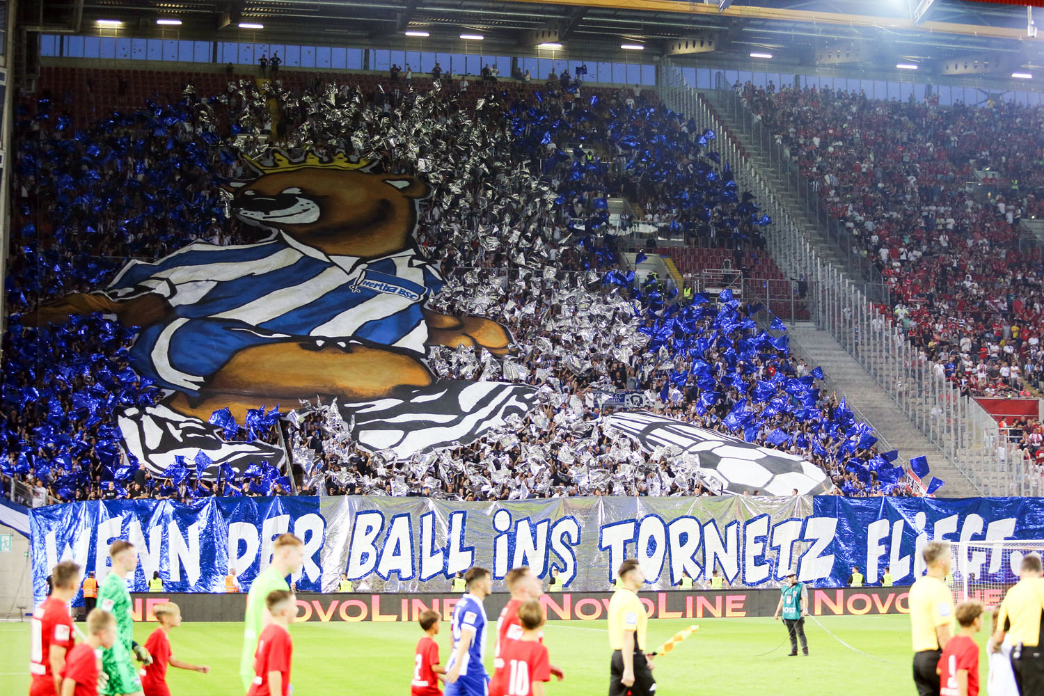 Choreo im Gästeblock: Wenn der Ball ins Tornetz fliegt …