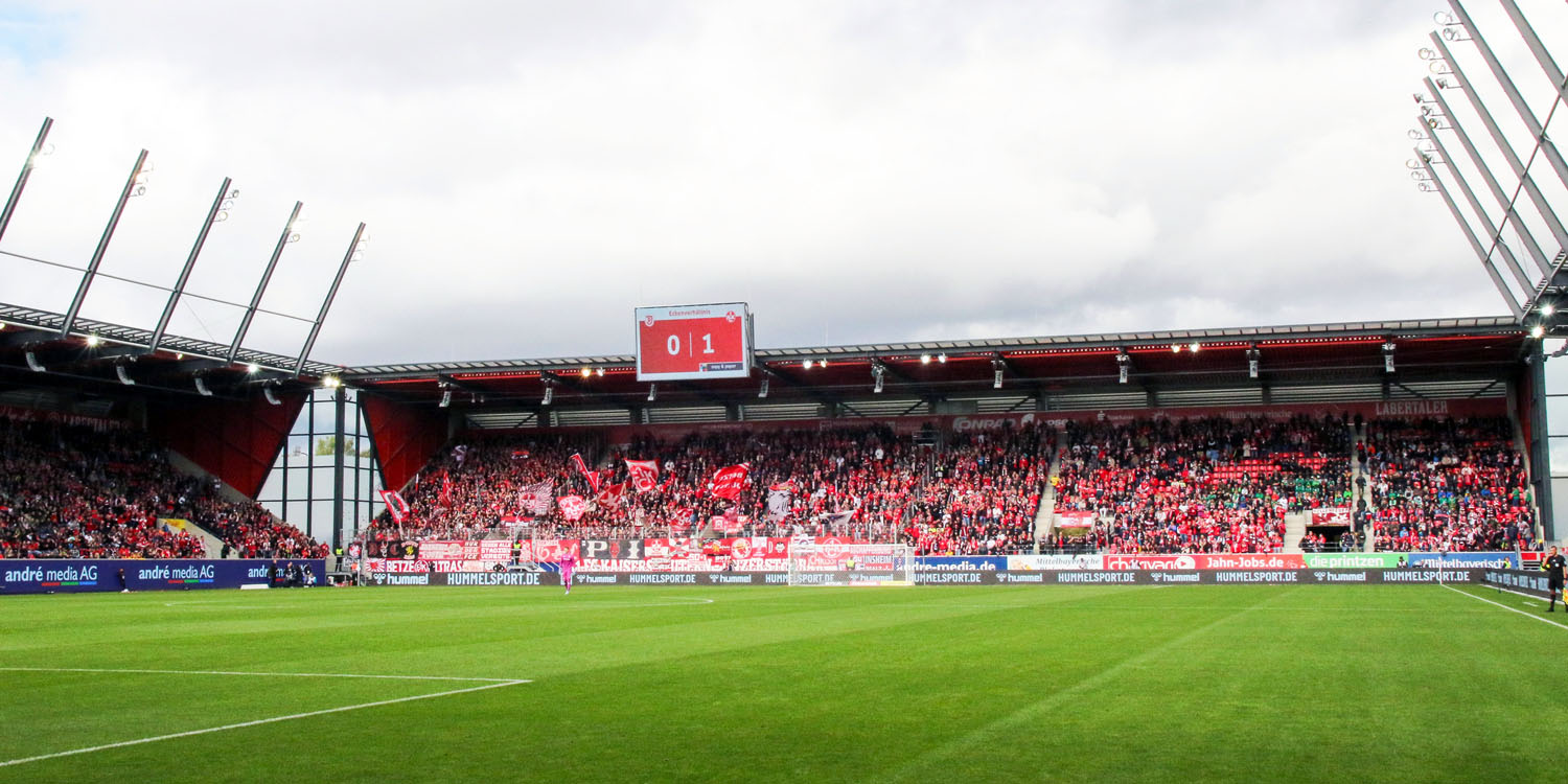 Über 3.000 Fans begleiteten den FCK zum Auswärtsspiel nach Regensburg