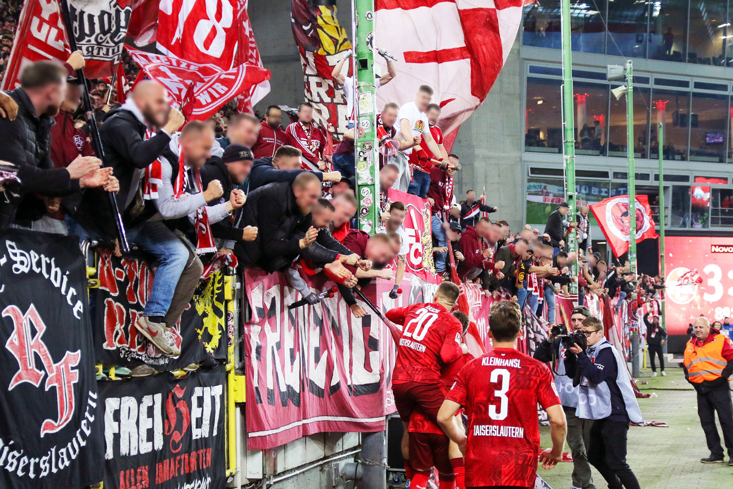 Torjubel in der Westkurve nach dem Treffer zum 3:0