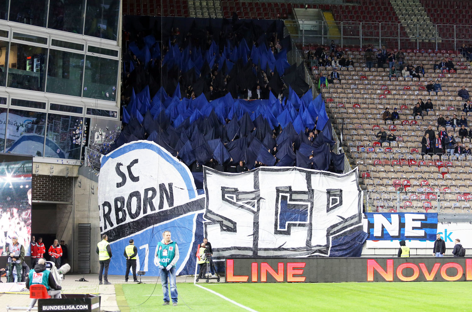 Choreo im Gästeblock des SC Paderborn