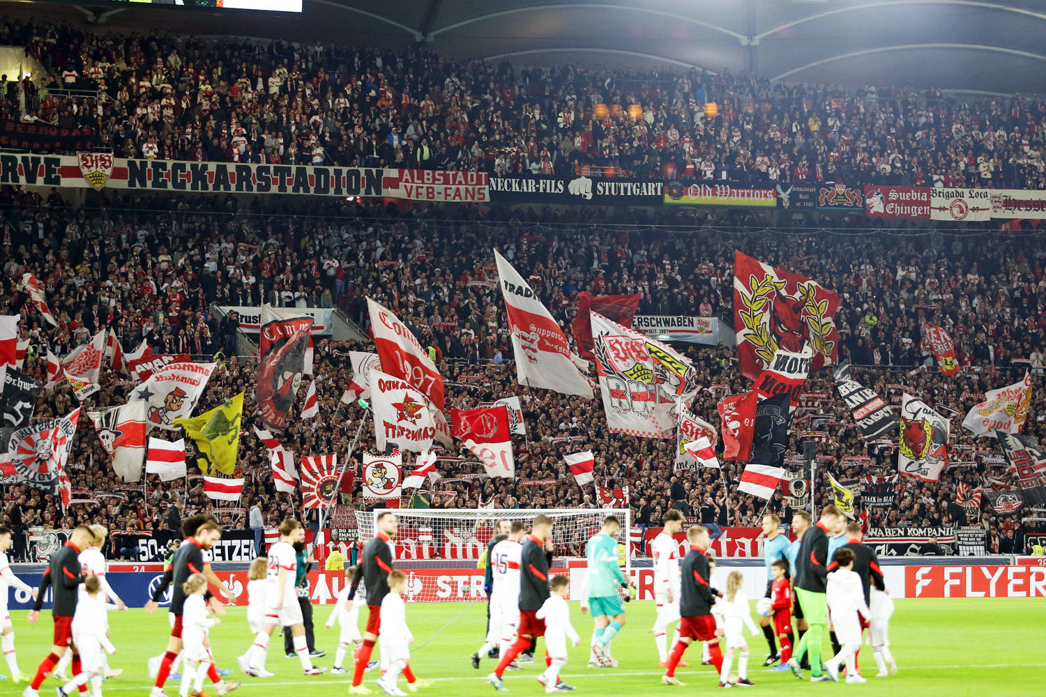 VfB-Fans in der Cannstatter Kurve, mit FCK-Fahnen (rechts im Bild)