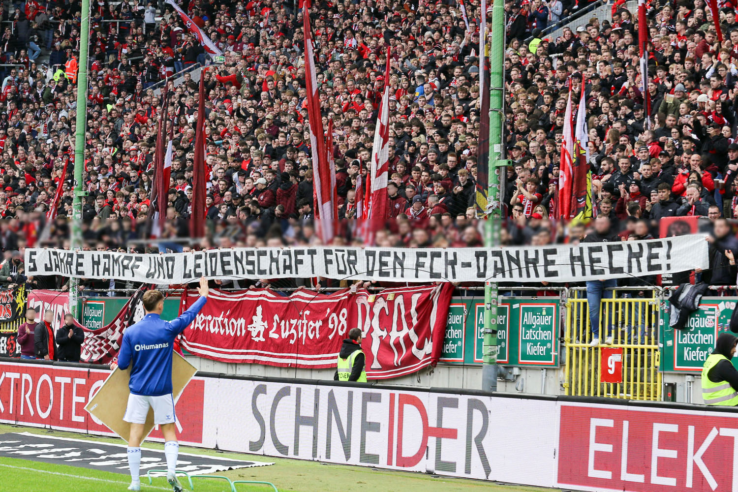 Verabschiedung von Philipp Hercher mit Spruchband: 5 Jahre Kampf und Leidenschaft für den FCK - Danke Hecke!