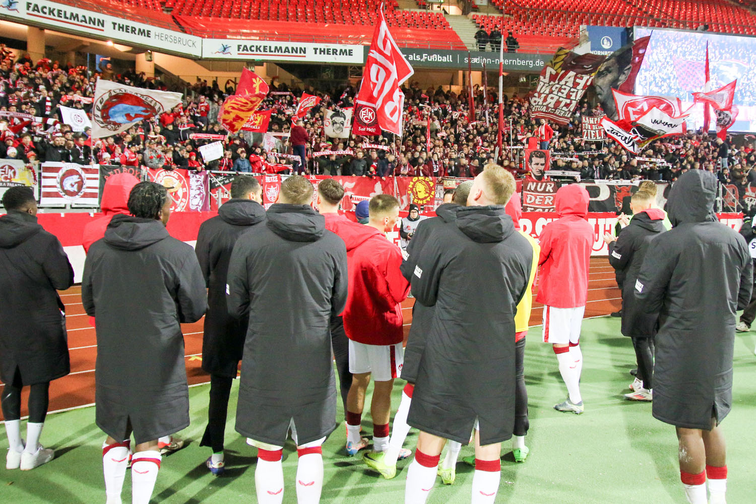 Verabschiedung mit Applaus für die FCK-Mannschaft