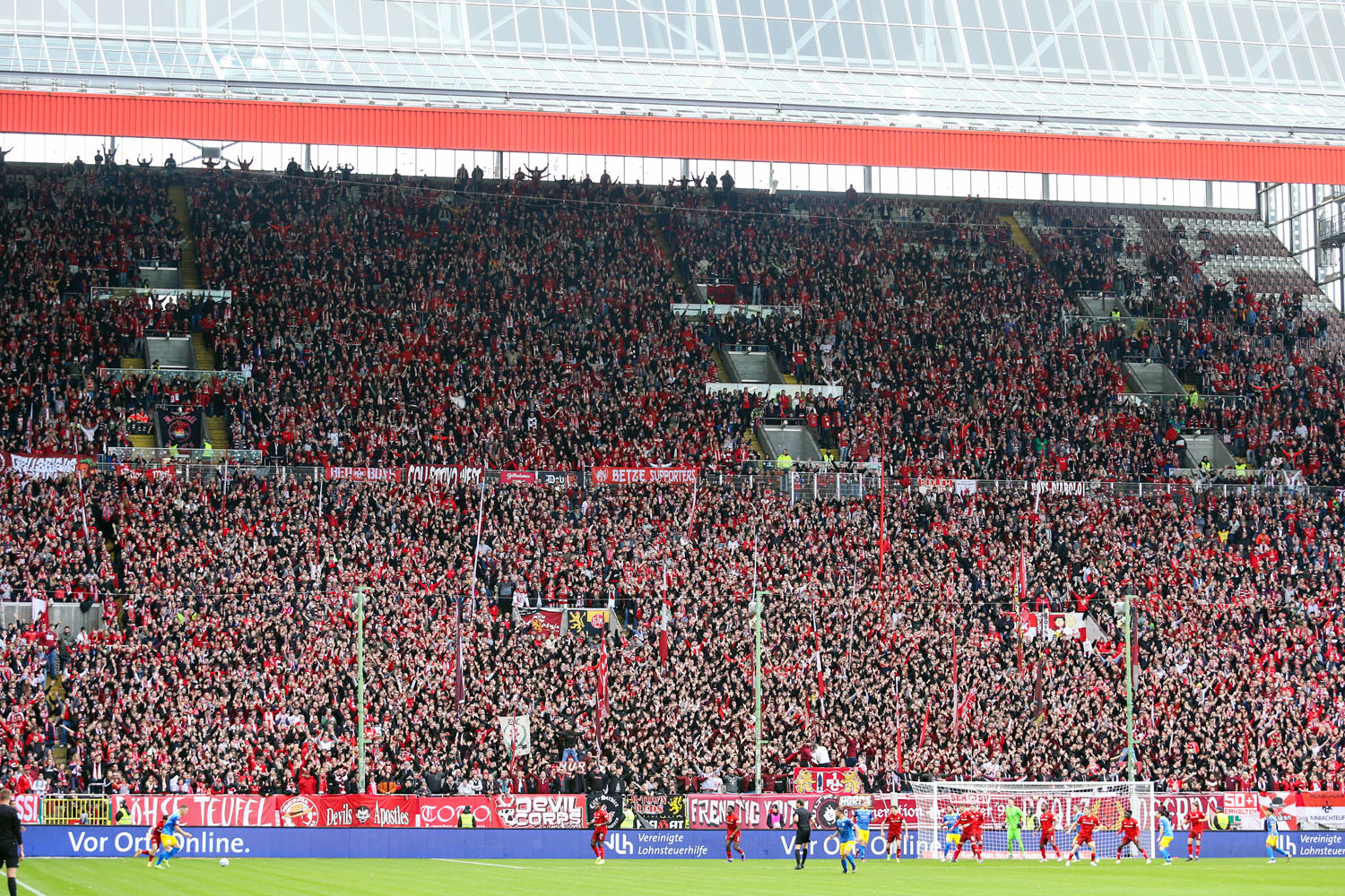 Fans in der Westkurve