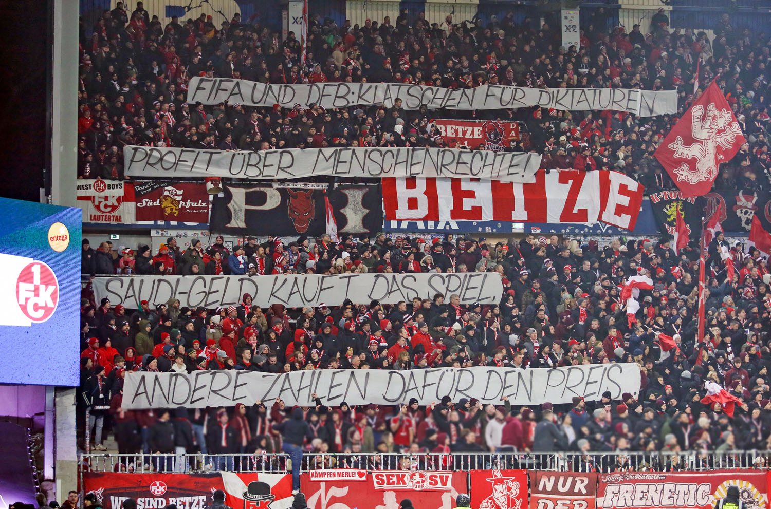Spruchband im Gästeblock